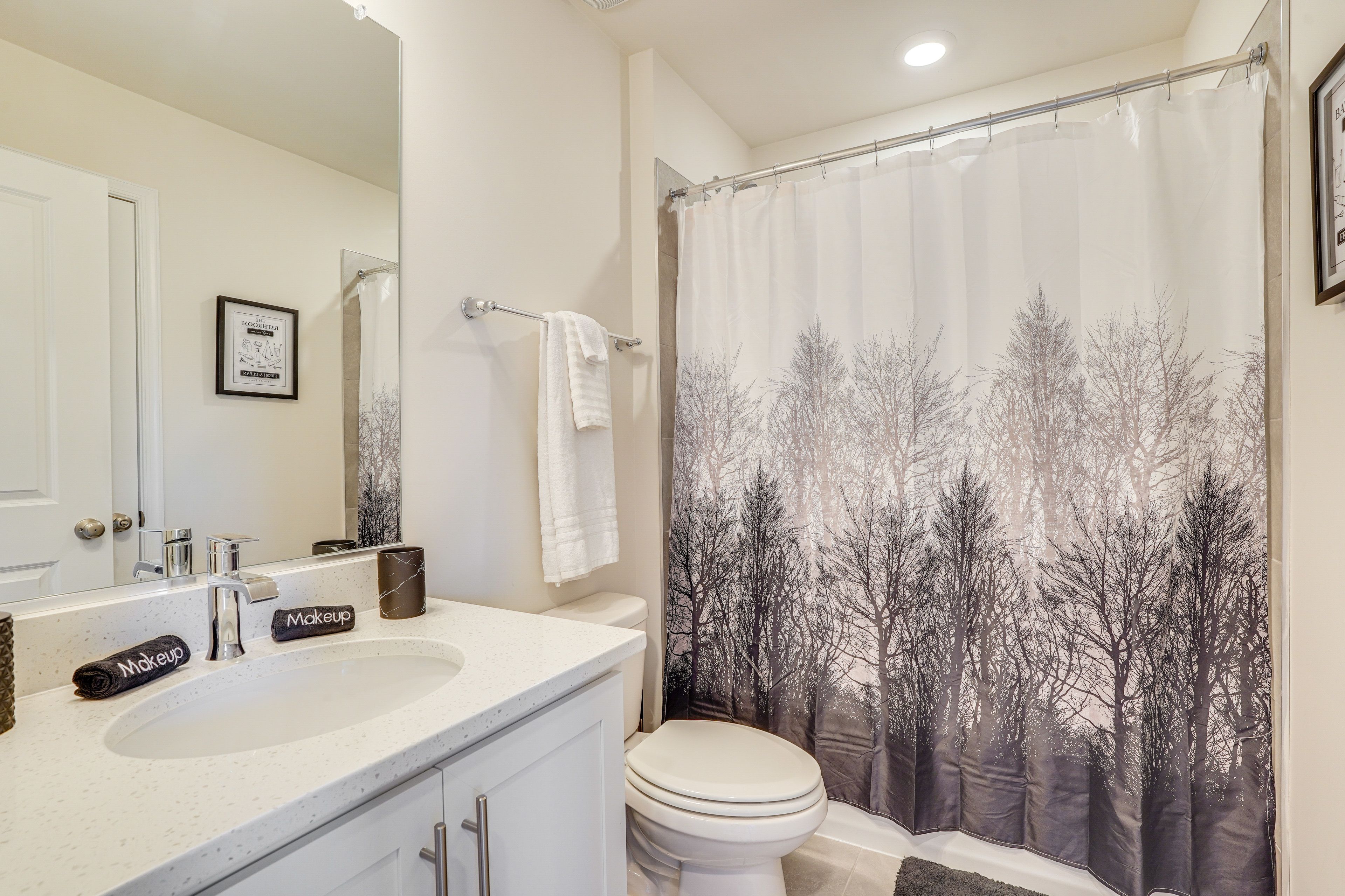 Full Bathroom | Upper Level | Towels & Linens Provided