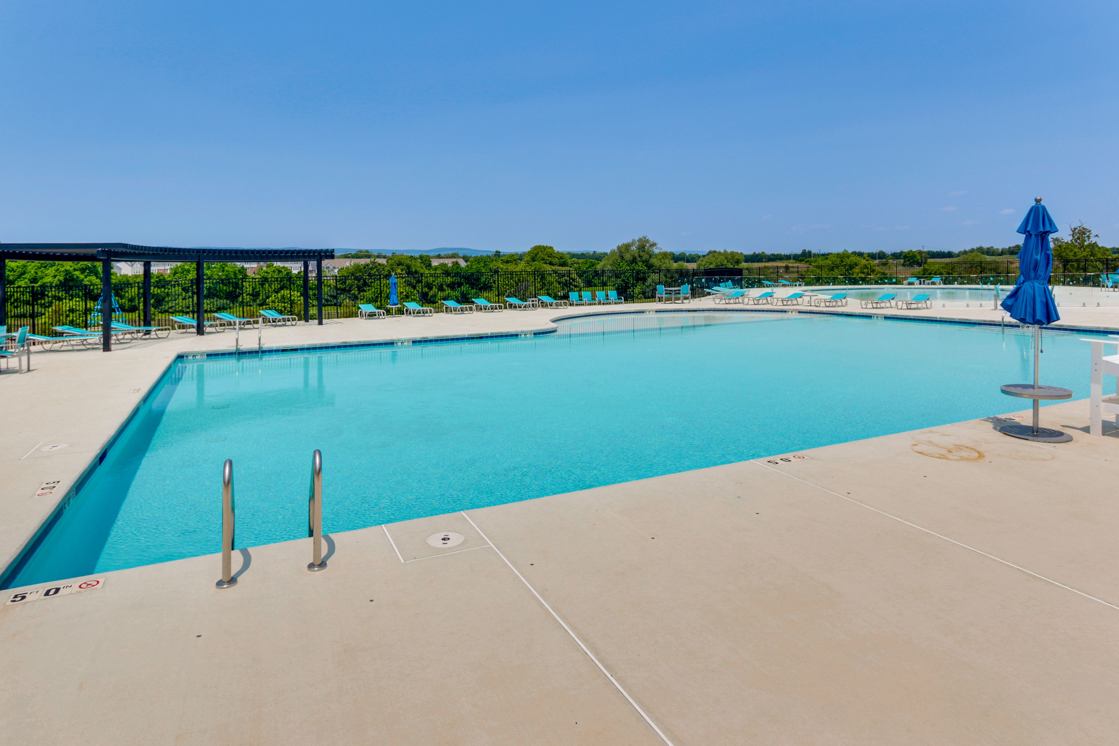 Community Amenities | Outdoor Pool | Playground