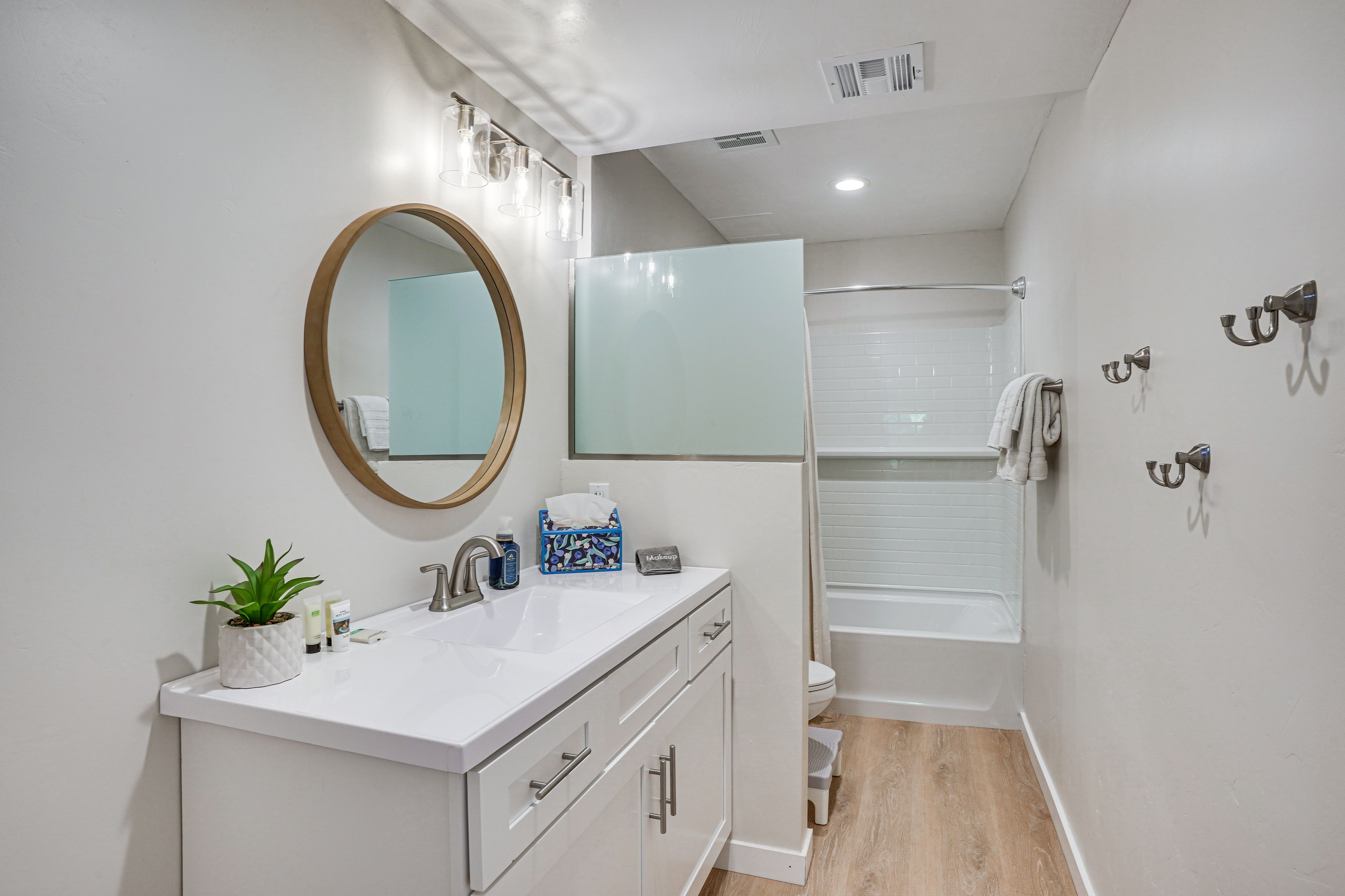 Full Bathroom | 1st Floor | Complimentary Toiletries