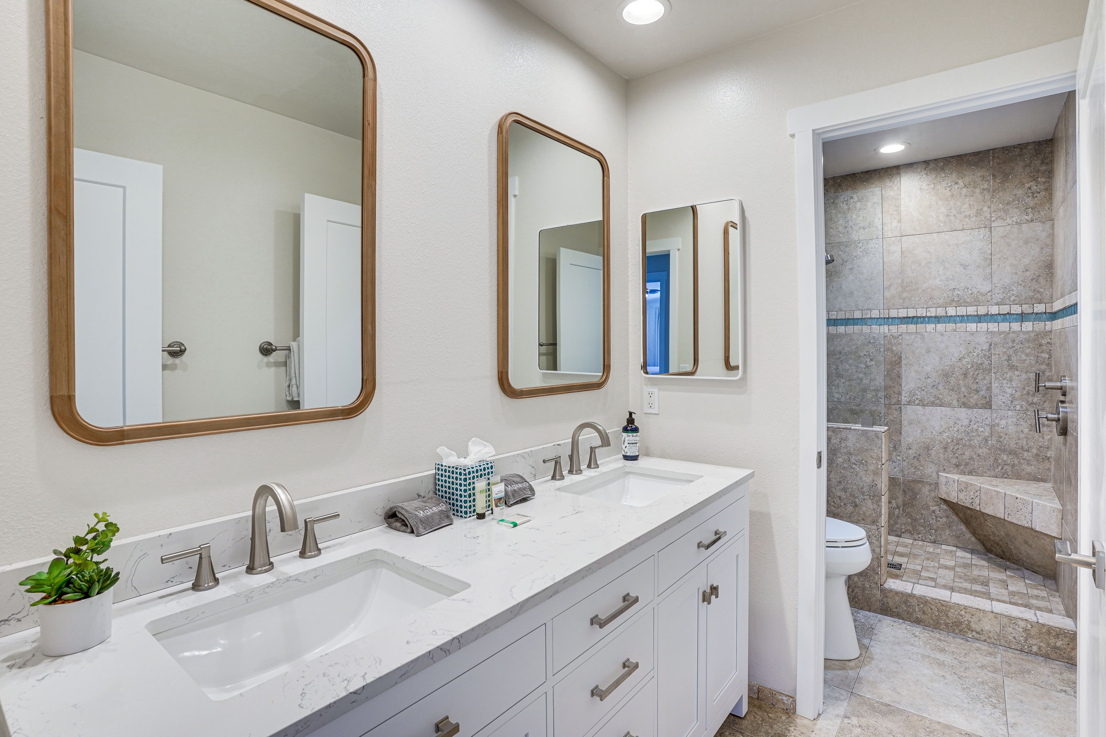 Full Bathroom | 2nd Floor