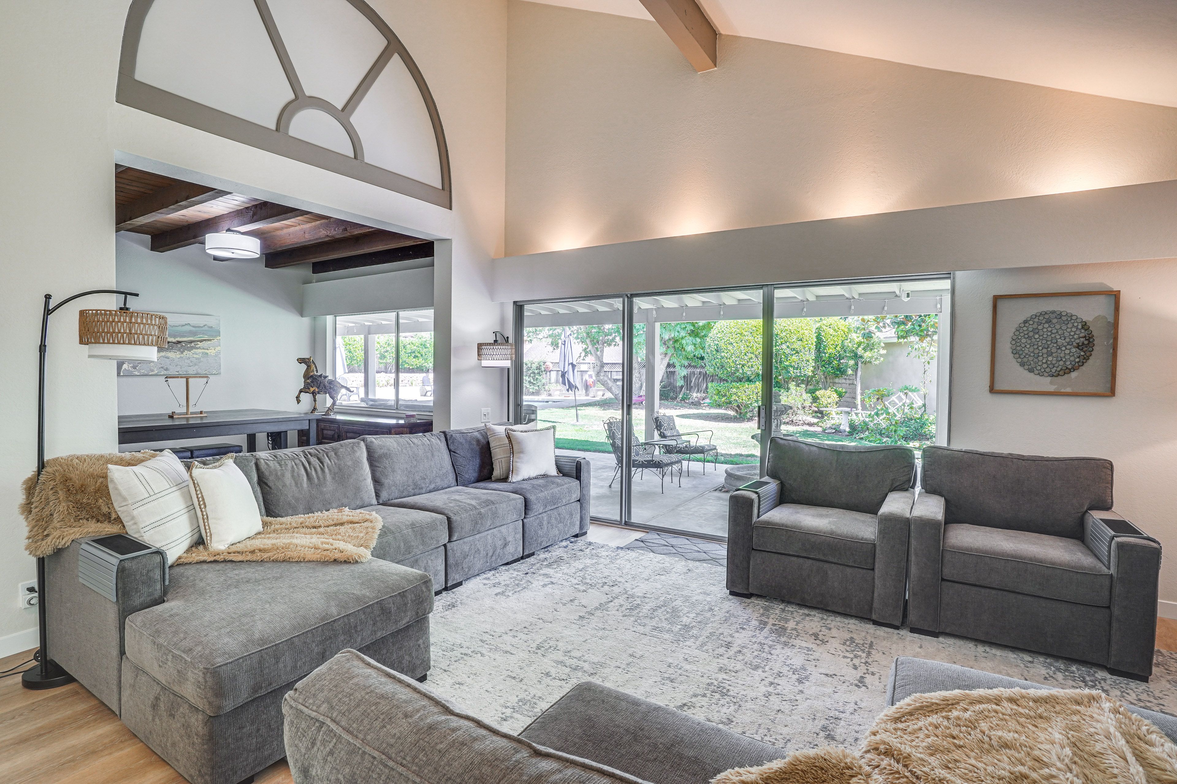 Living Room | 1st Floor | Smart TV | Free WiFi | Central A/C & Heating