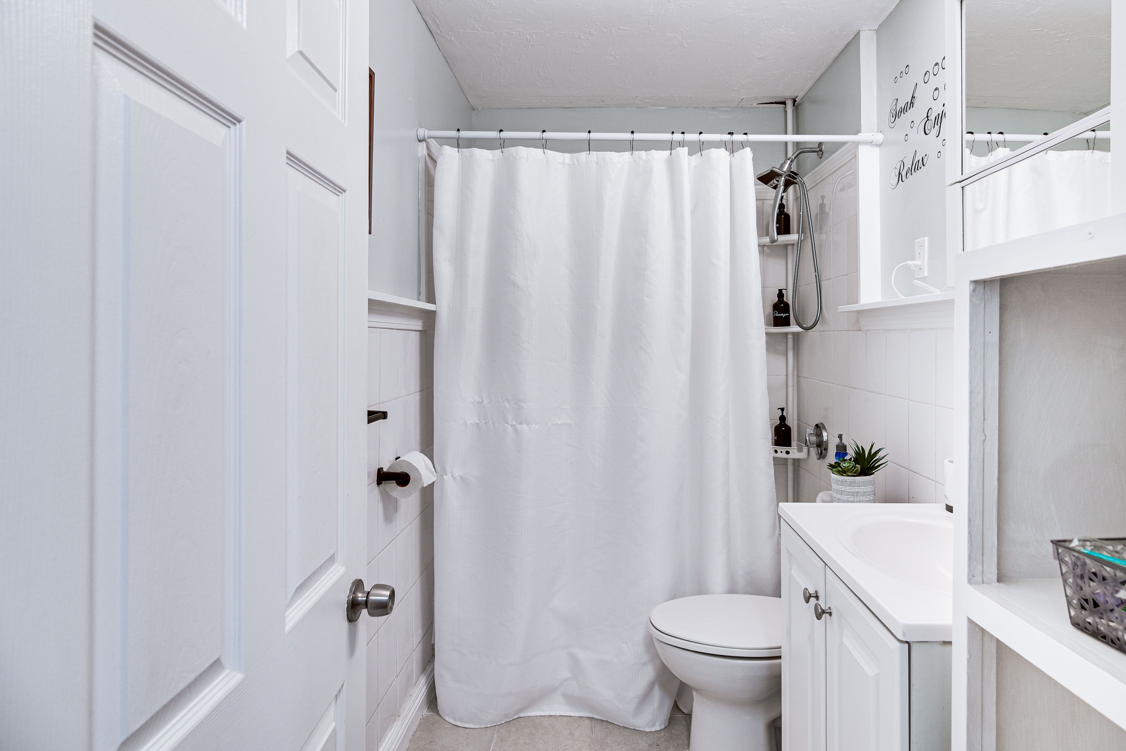 Full Bathroom | Towels Provided | Complimentary Toiletries
