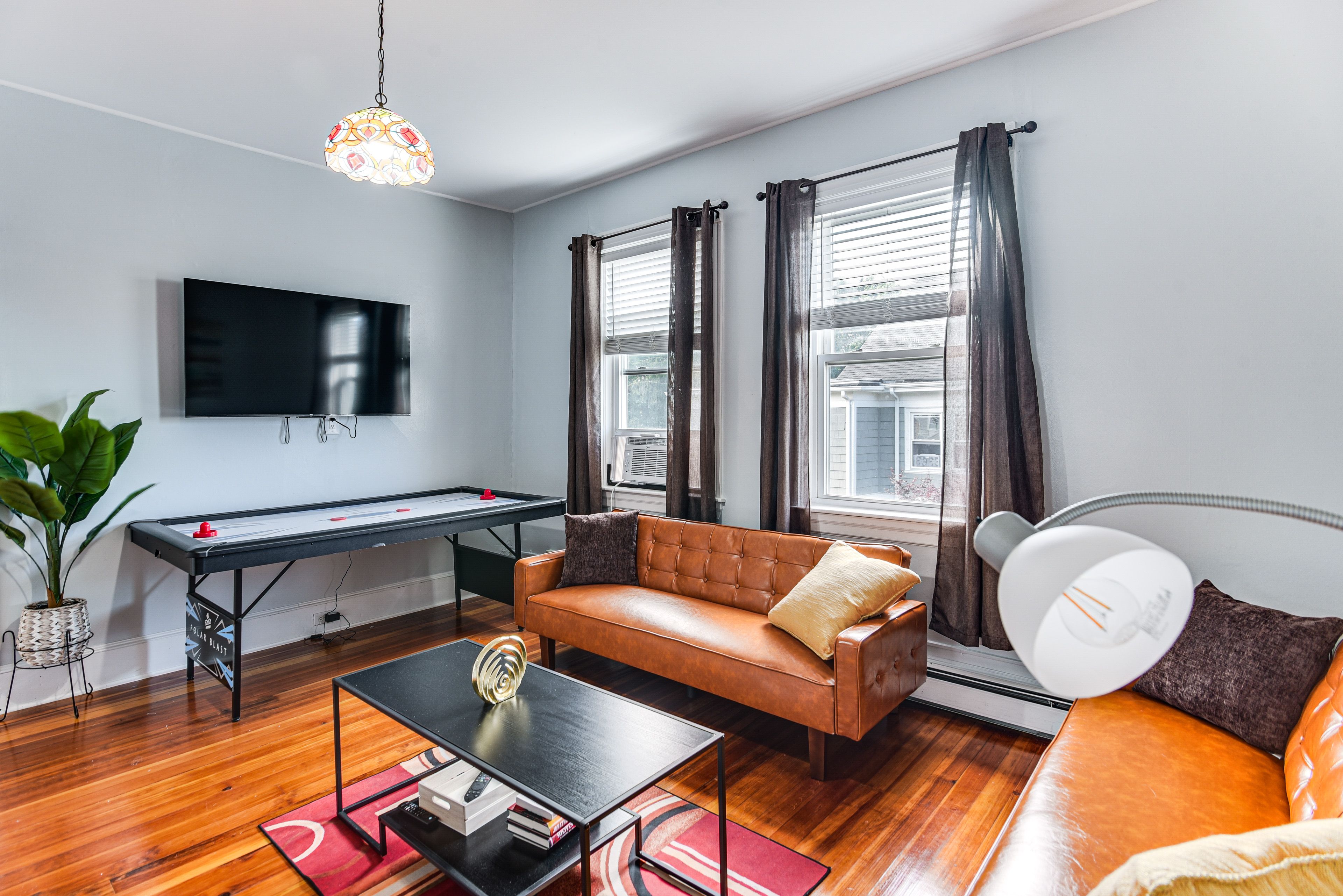 Living Room | Smart TV | Air Hockey Table | Free WiFi | 2 Twin Futons