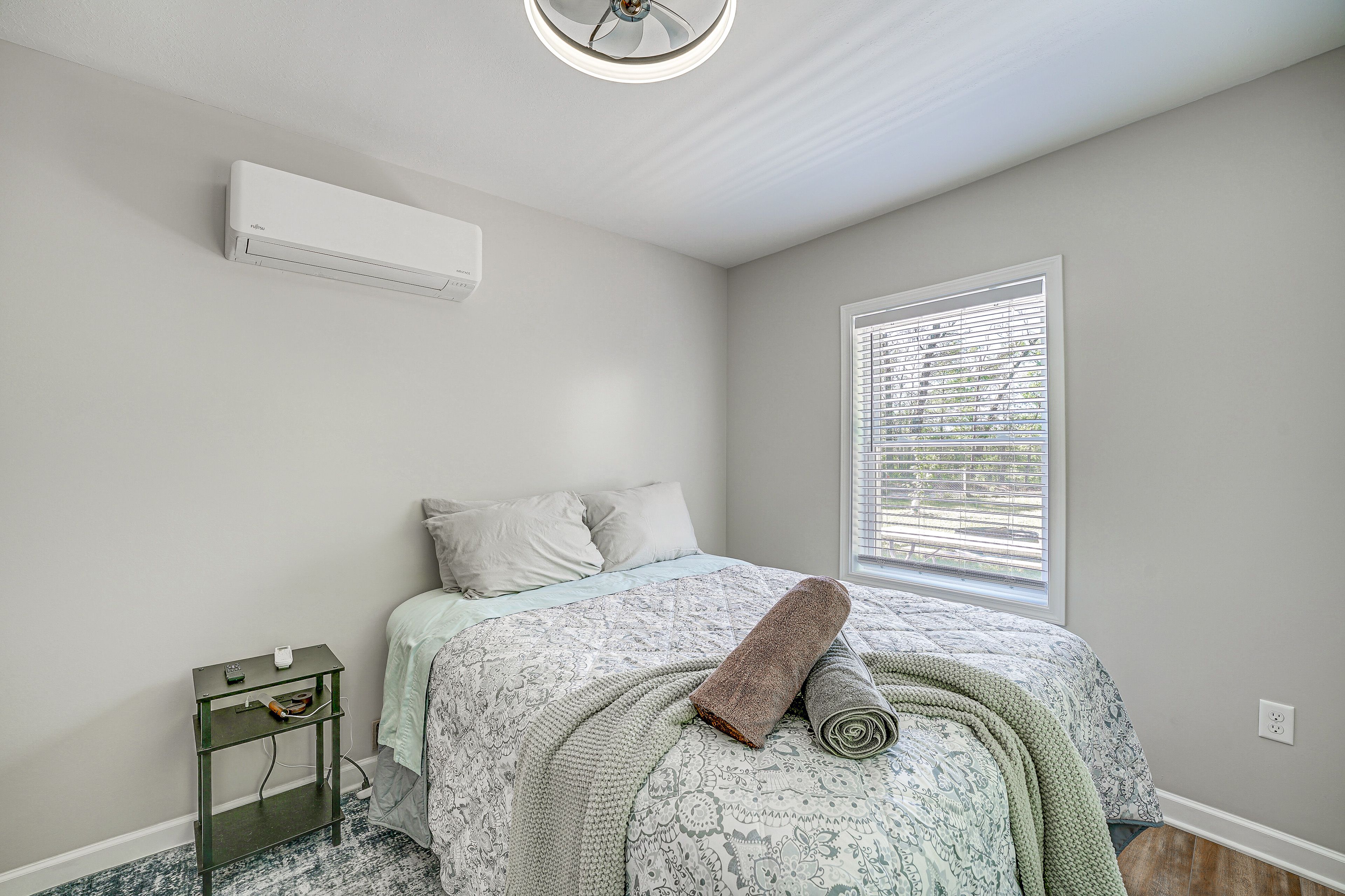 Bedroom | Queen Bed | Linens Provided