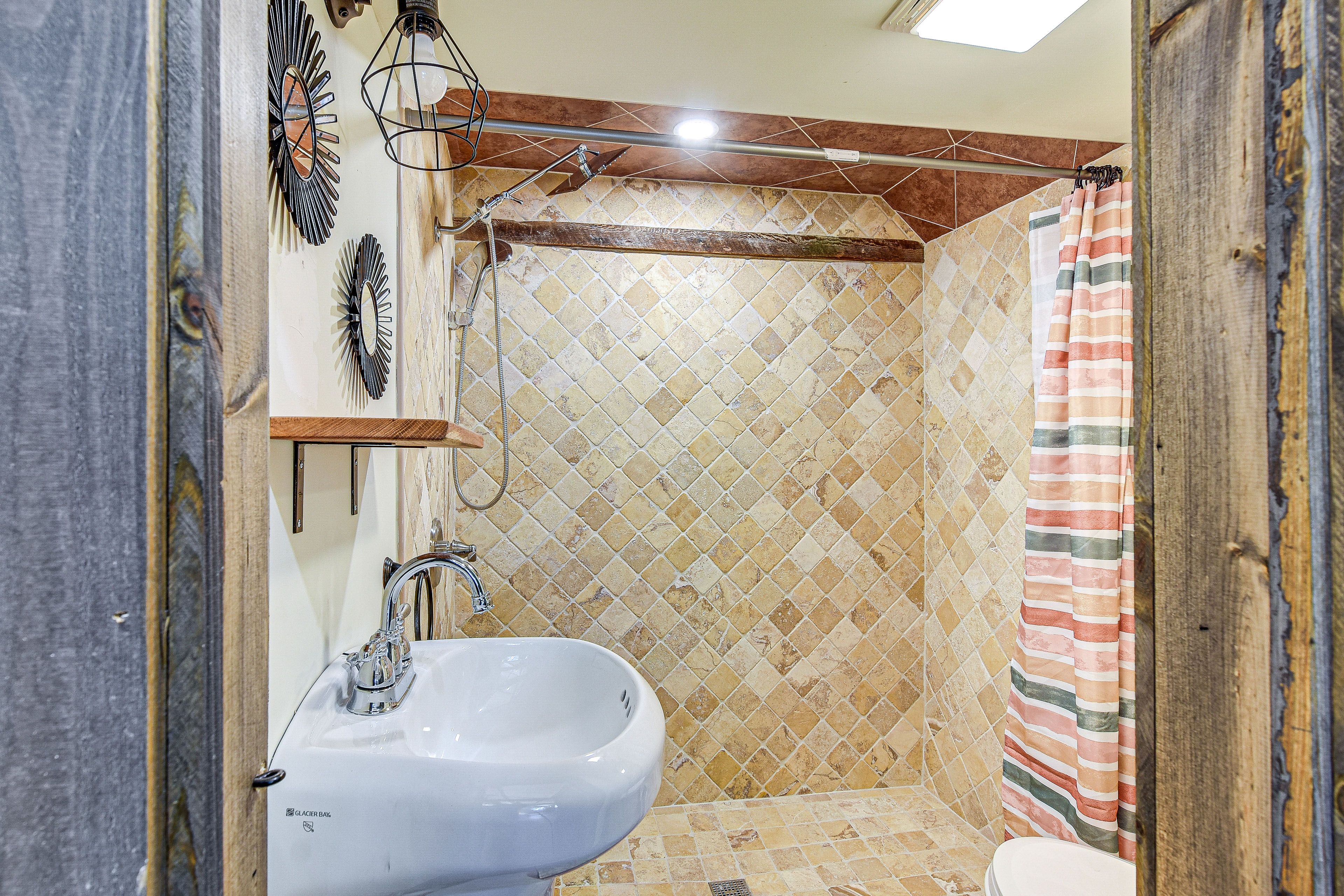 Full Bathroom | Towels Provided | Complimentary Toiletries