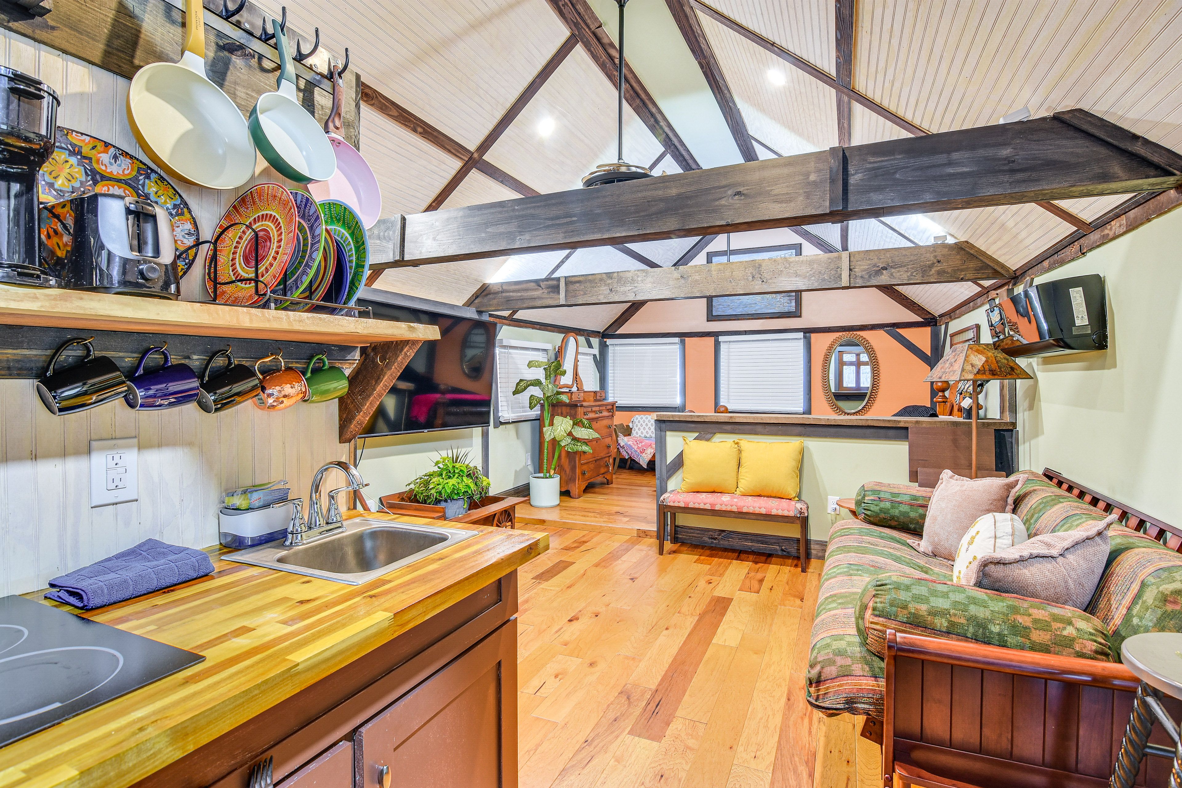 Studio | Queen Bed | Full Futon | Linens Provided | Smart TV
