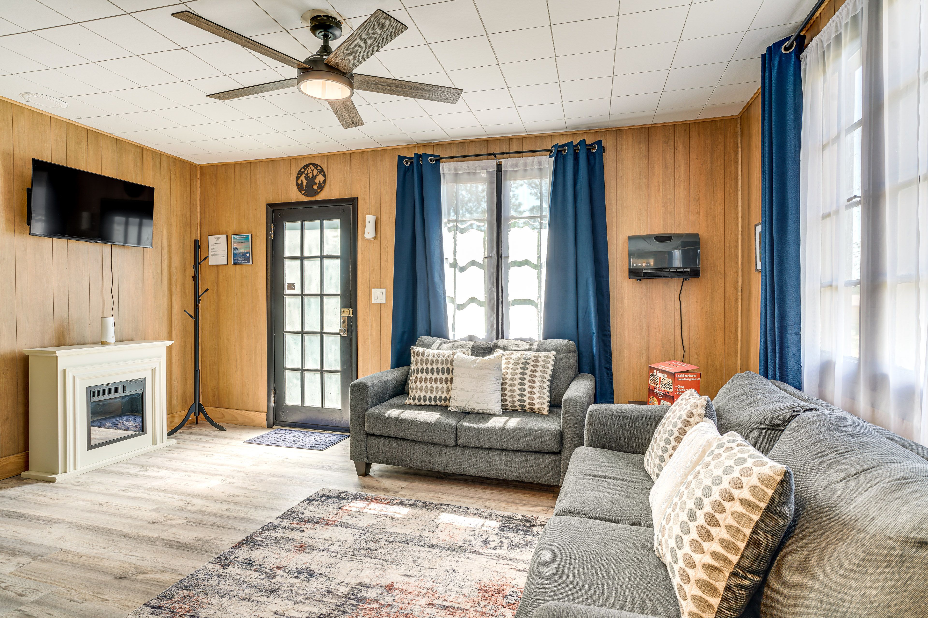 Living Room | Single-Story Home | Free WiFi