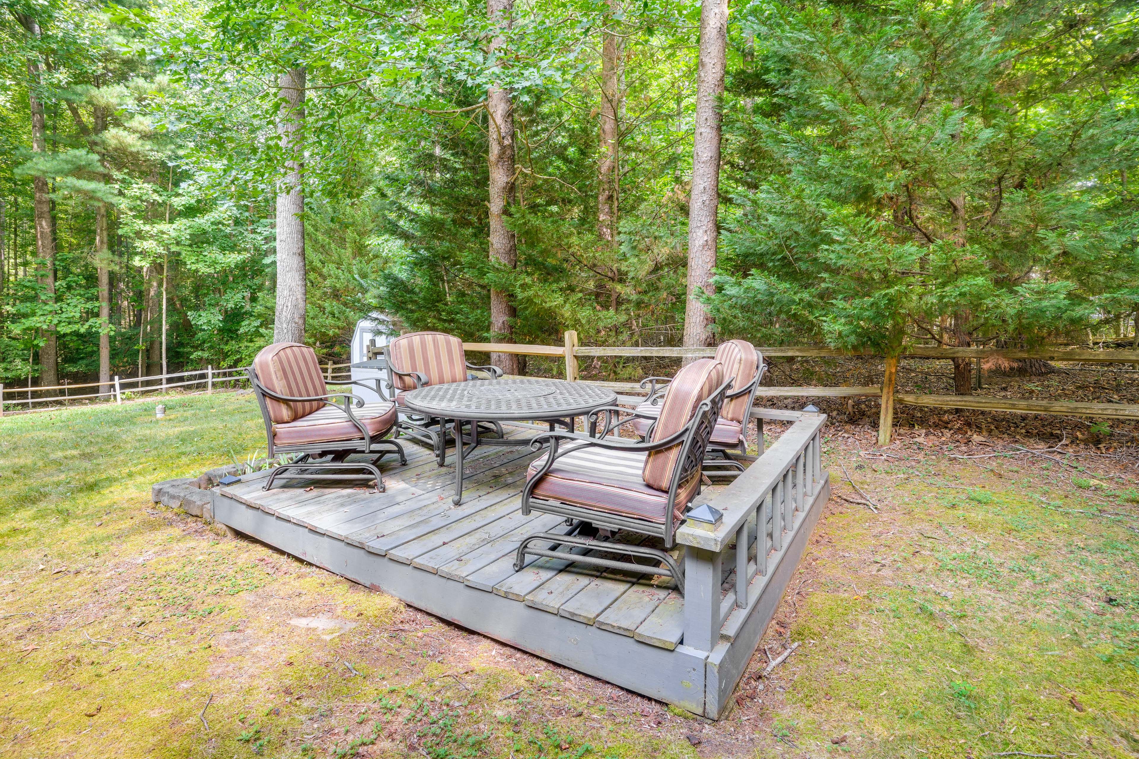 Backyard | Outdoor Dining Area