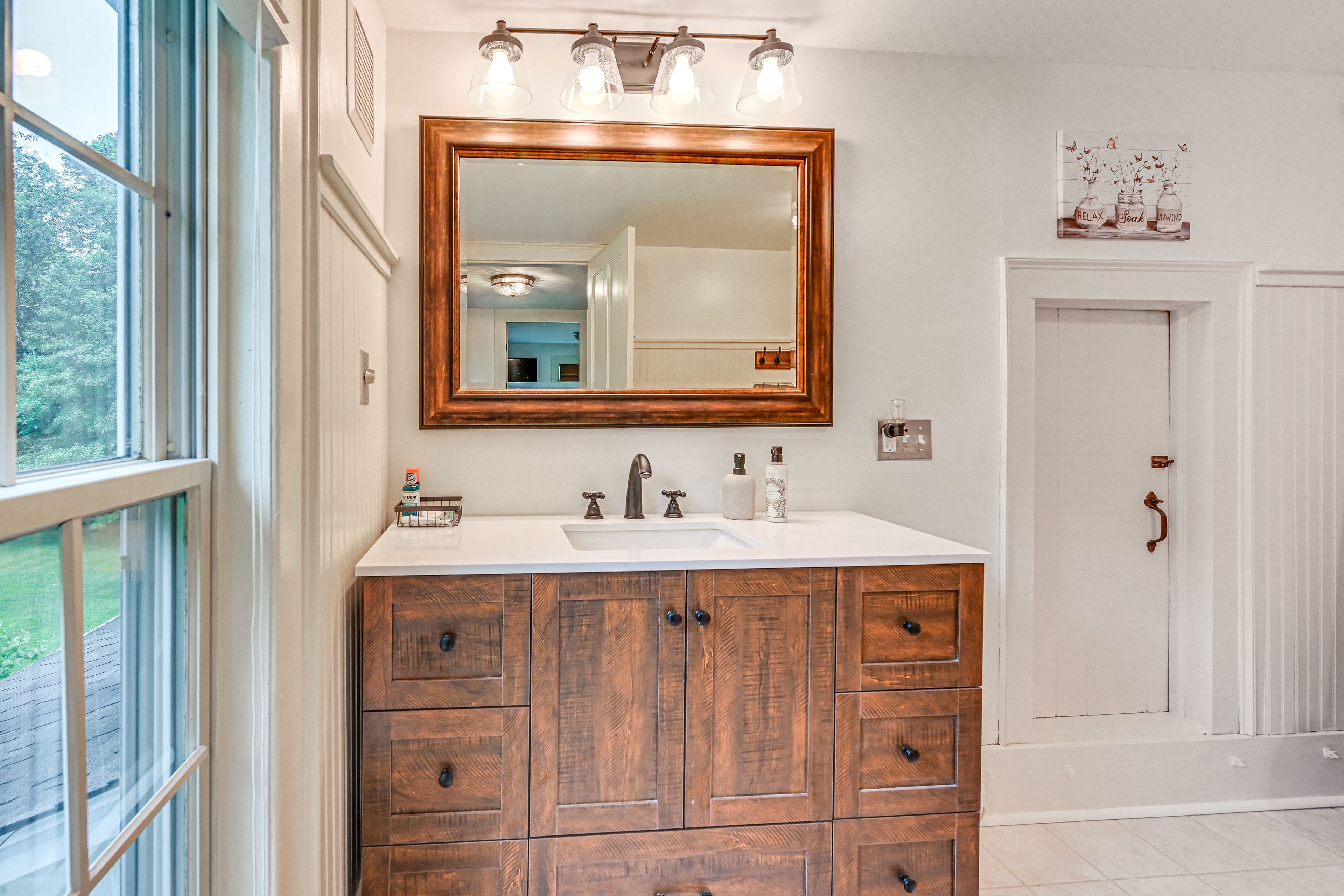 Full Bathroom | Towels Provided | Complimentary Toiletries | Upper Level