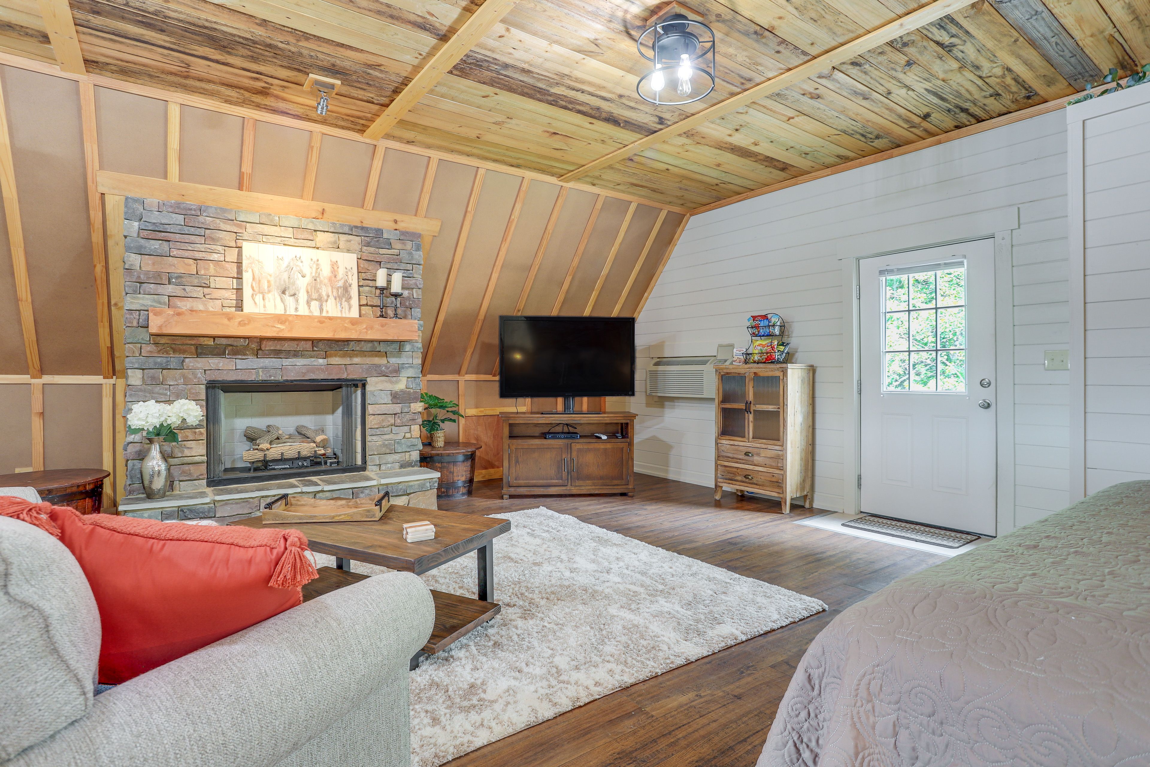Cartersville Vacation Rental | Studio | 1BA | 1,100 Sq Ft | 1 Flight of Stairs