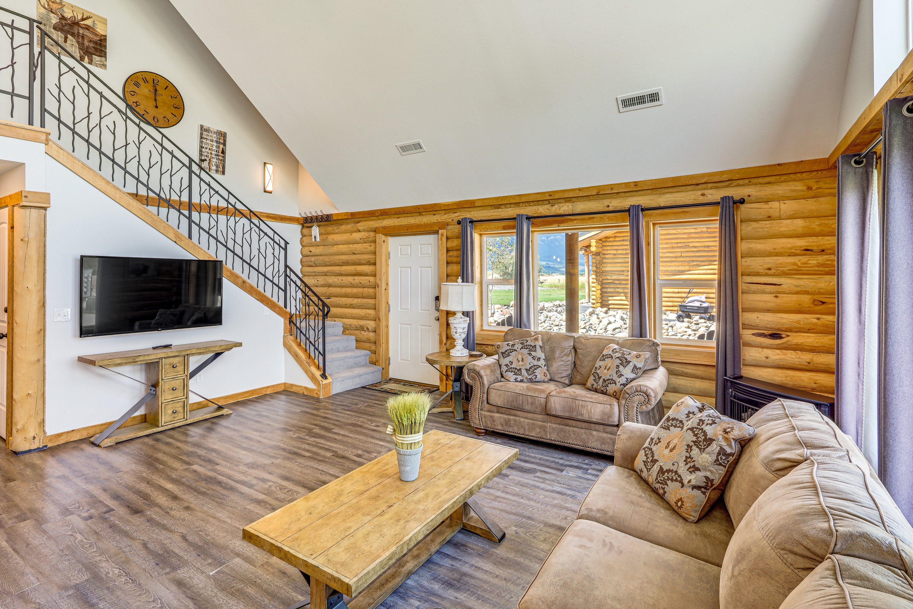 Living Room | 1st Floor | Central Heating | Free WiFi | Smart TV