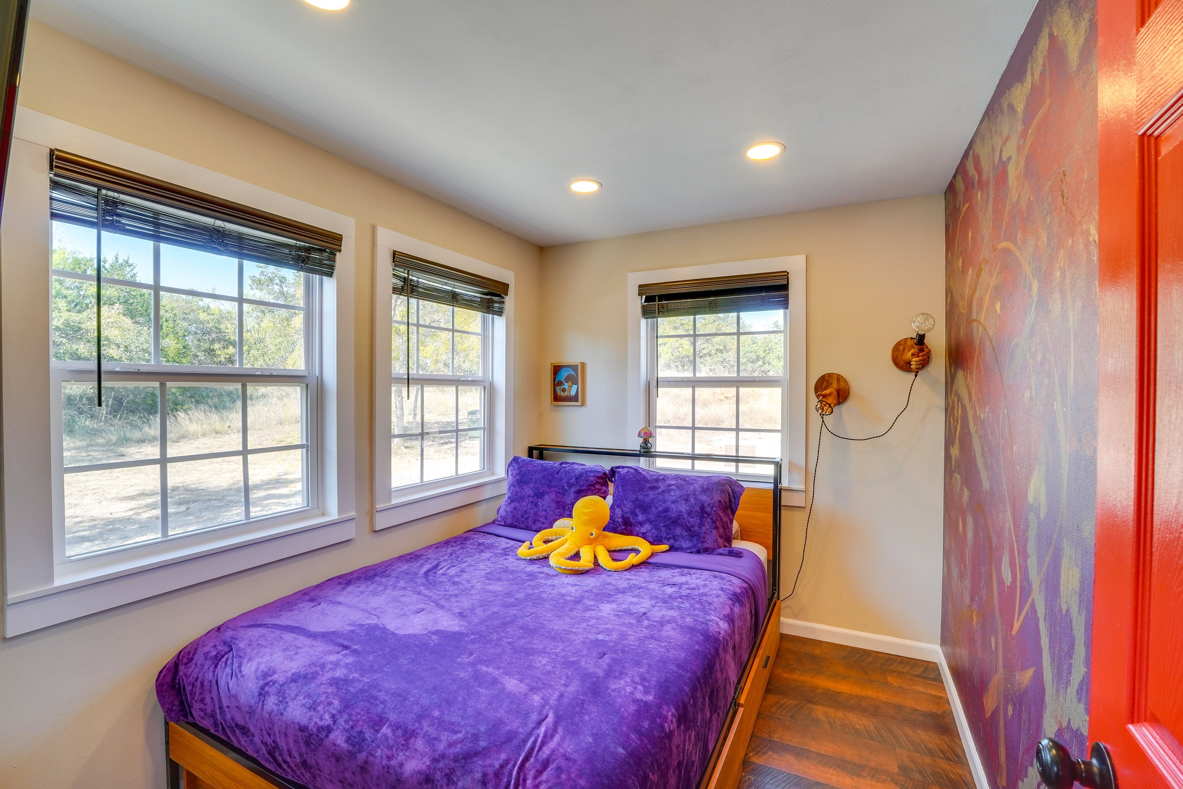 Bedroom | Queen Bed | Flat-Screen TV | 1st Floor