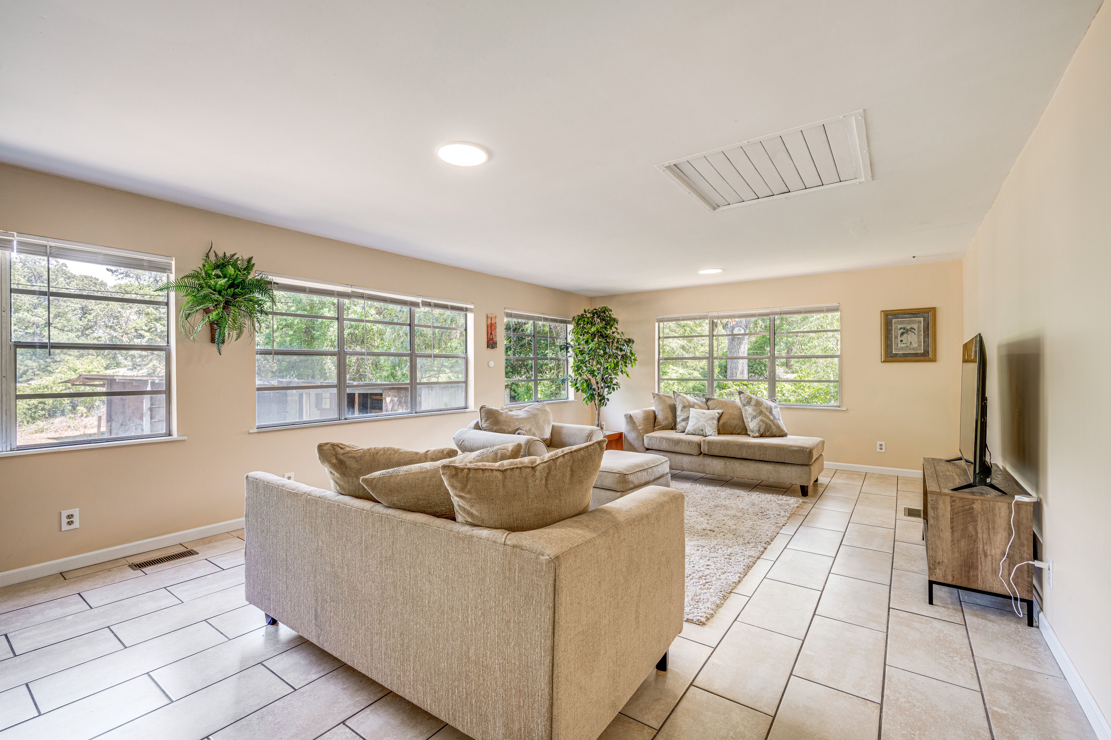Living Room | Smart TV | DVD Player