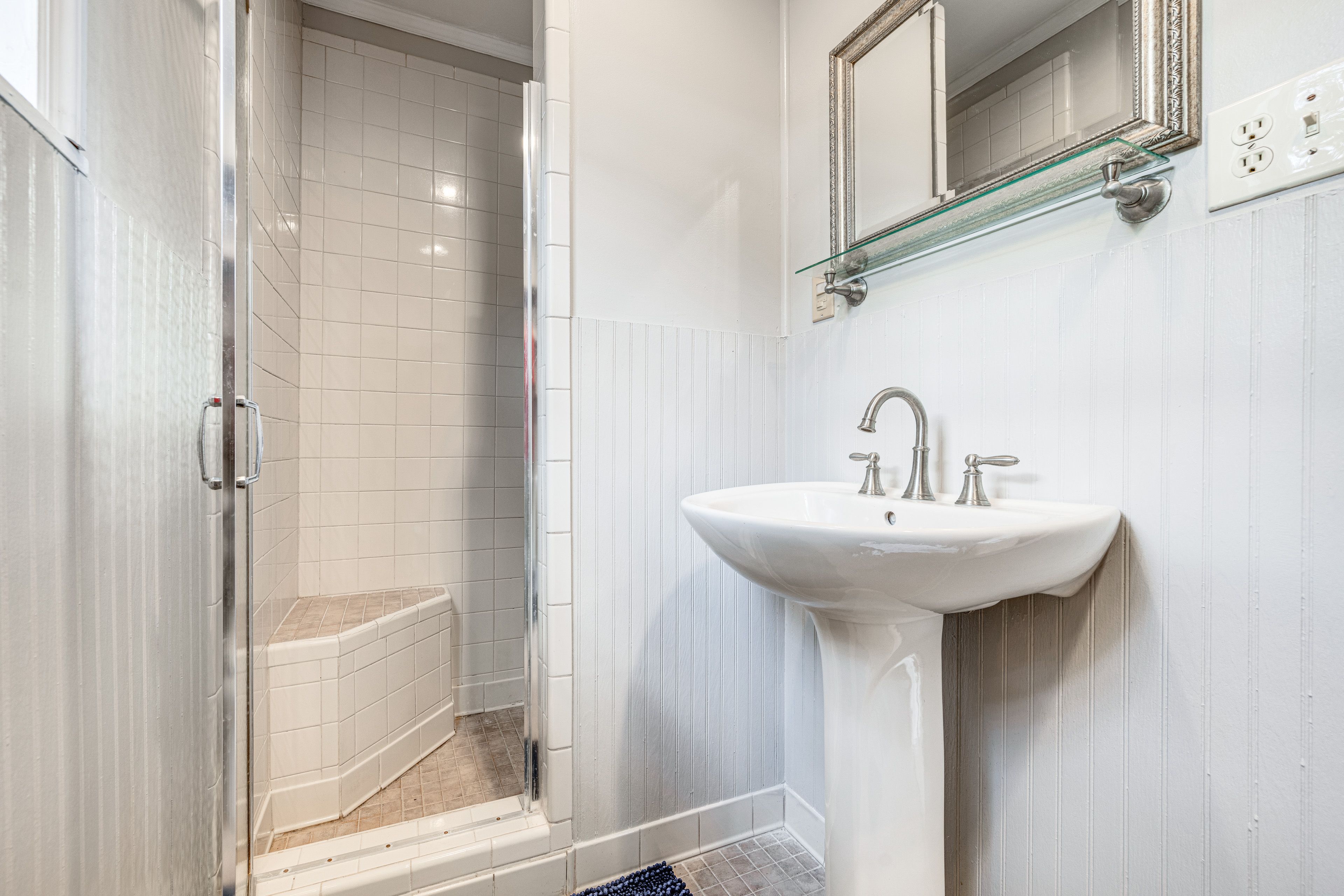 Full Bathroom | Towels Provided | Complimentary Toiletries