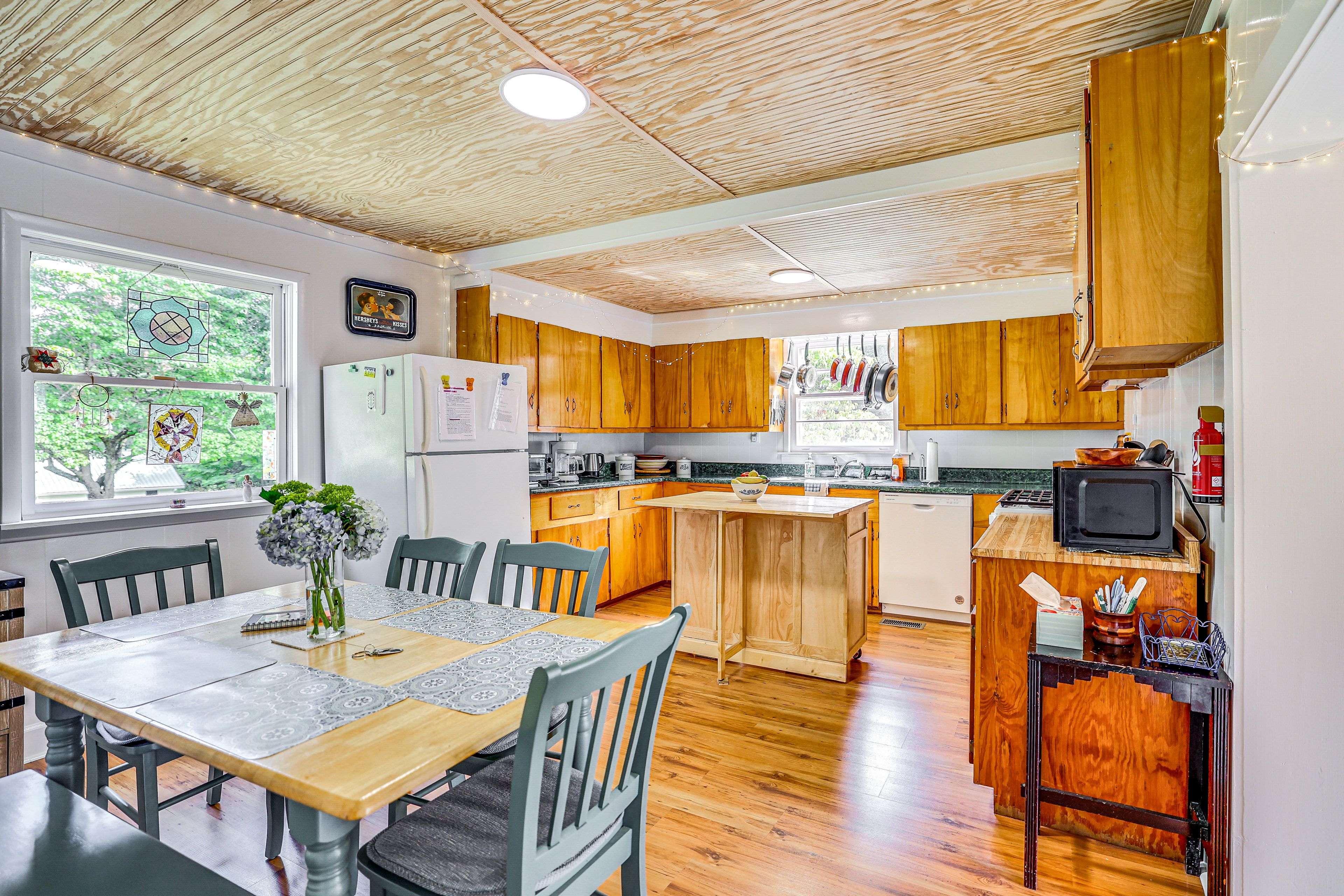 Dining Area | Dishware/Flatware