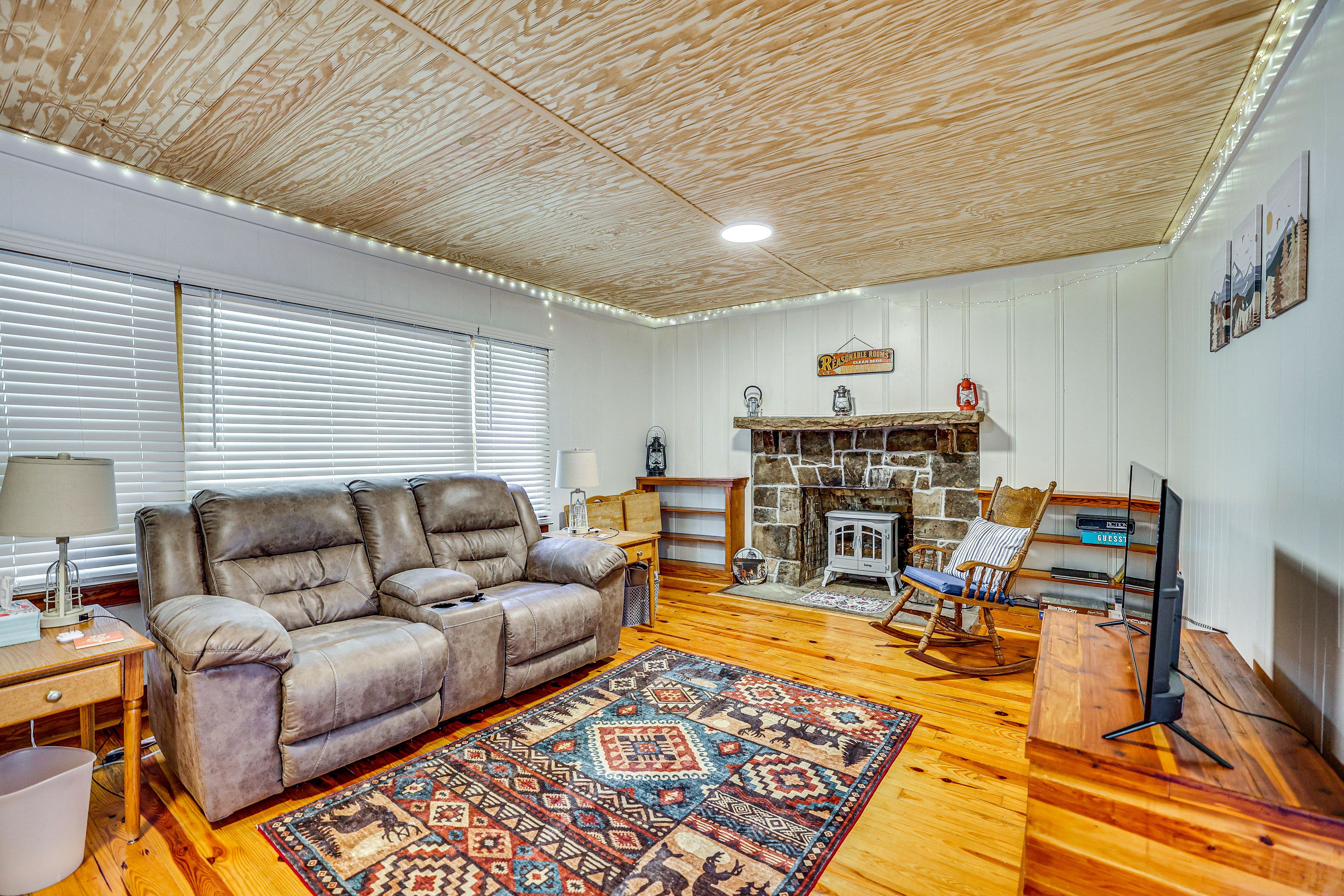 Living Room | Electric Fireplace | Smart TV | Free WiFi | Central A/C & Heating