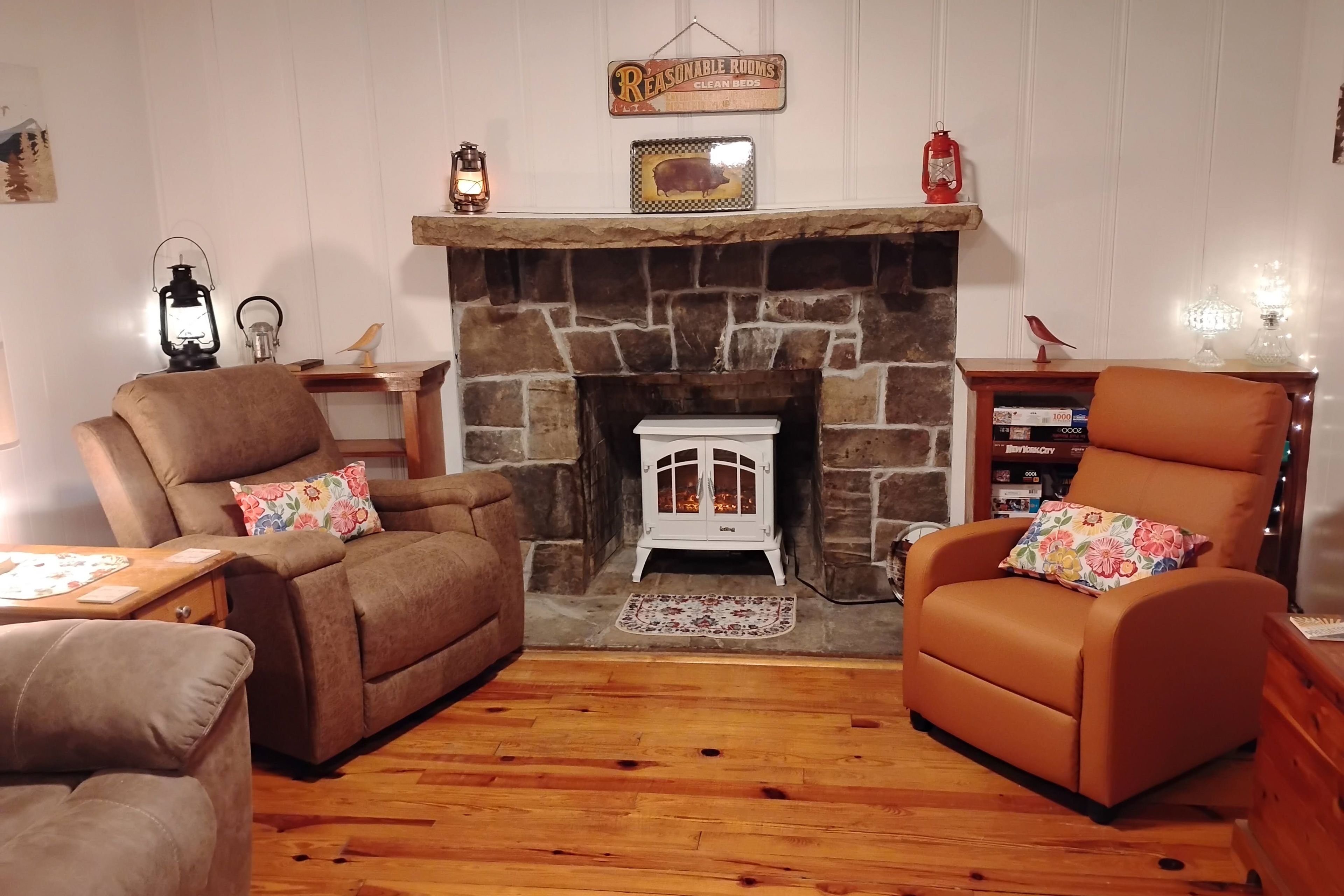 Living Room | Electric Fireplace | Smart TV | Free WiFi | Central A/C & Heating
