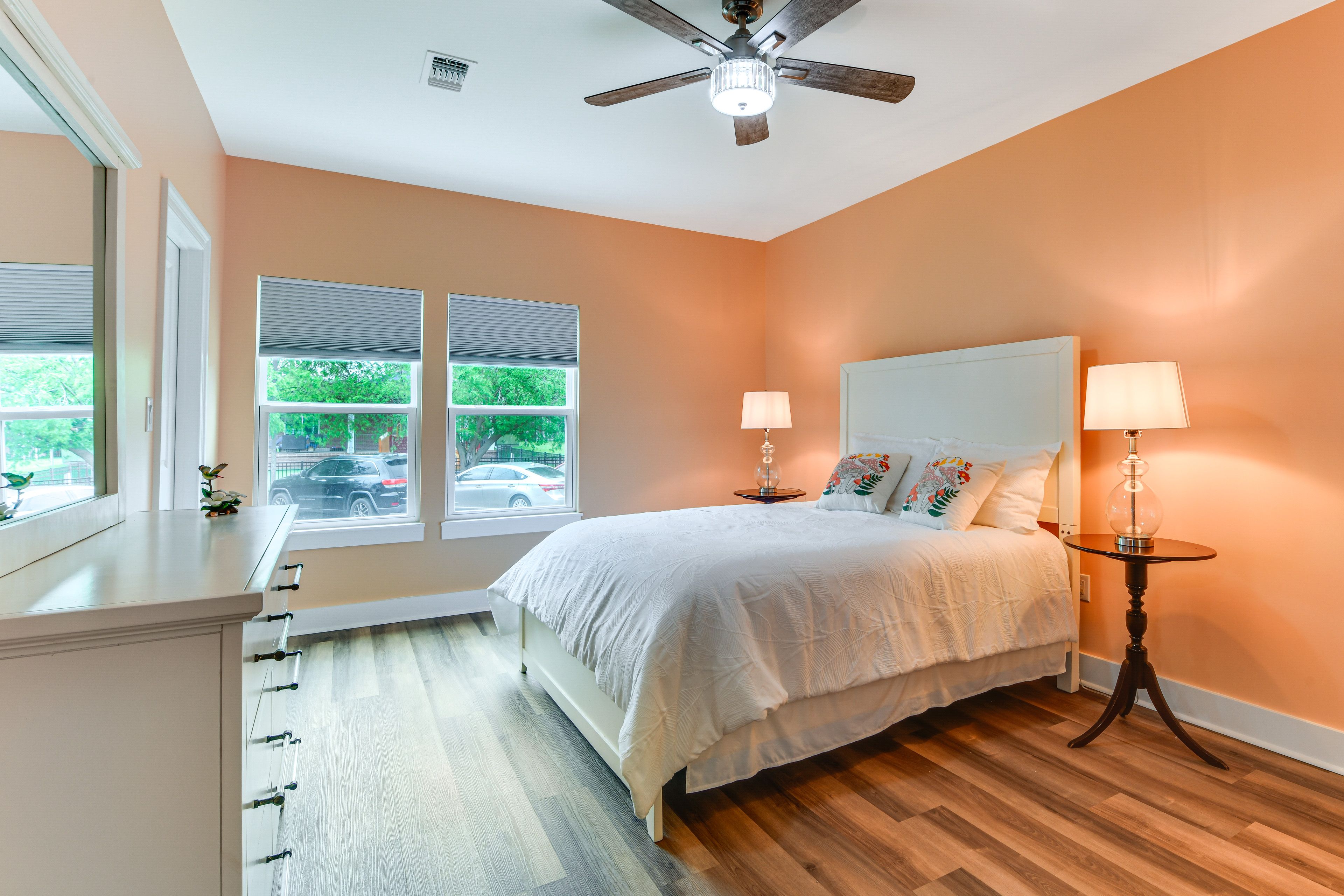 Bedroom 1 | Queen Bed