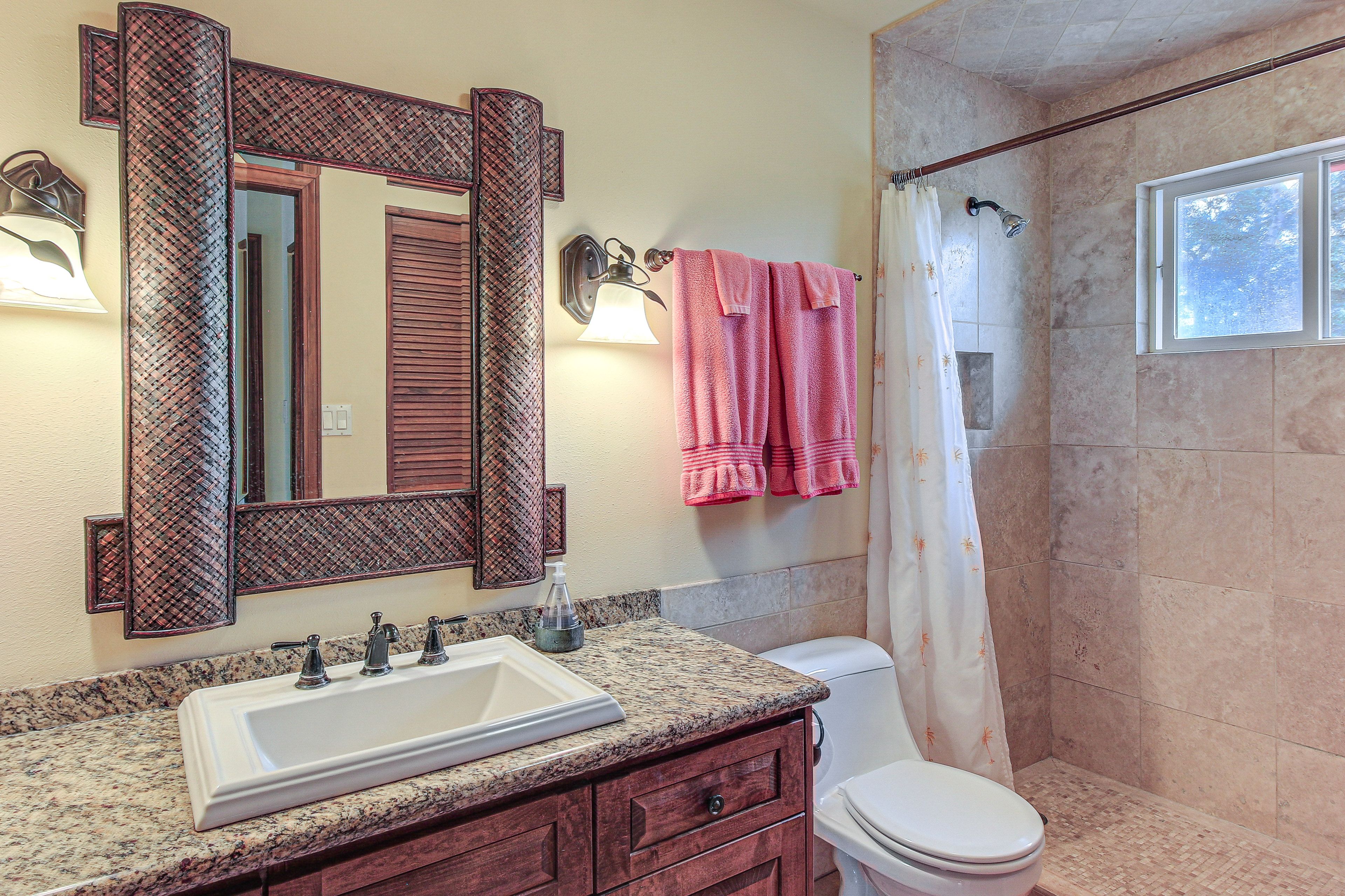 Full Bathroom | Towels Provided | Complimentary Toiletries