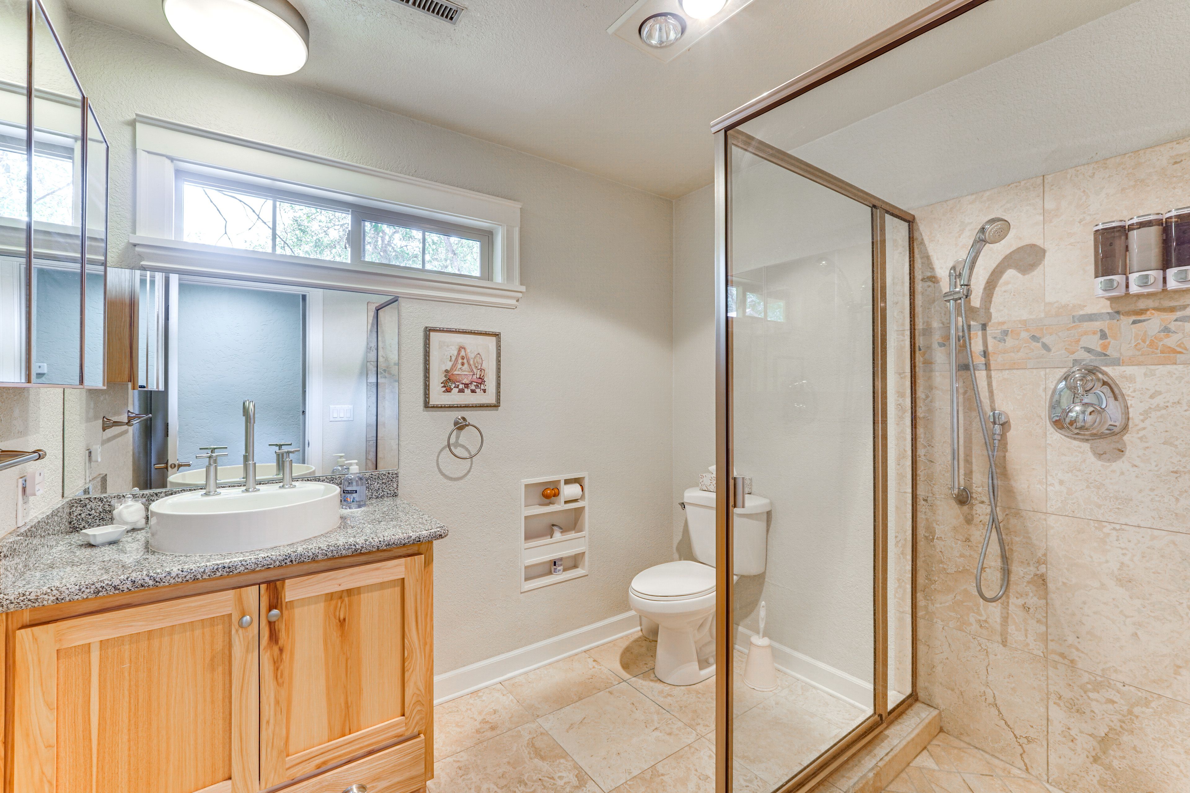 Full Bathroom | Towels Provided | Lower Floor