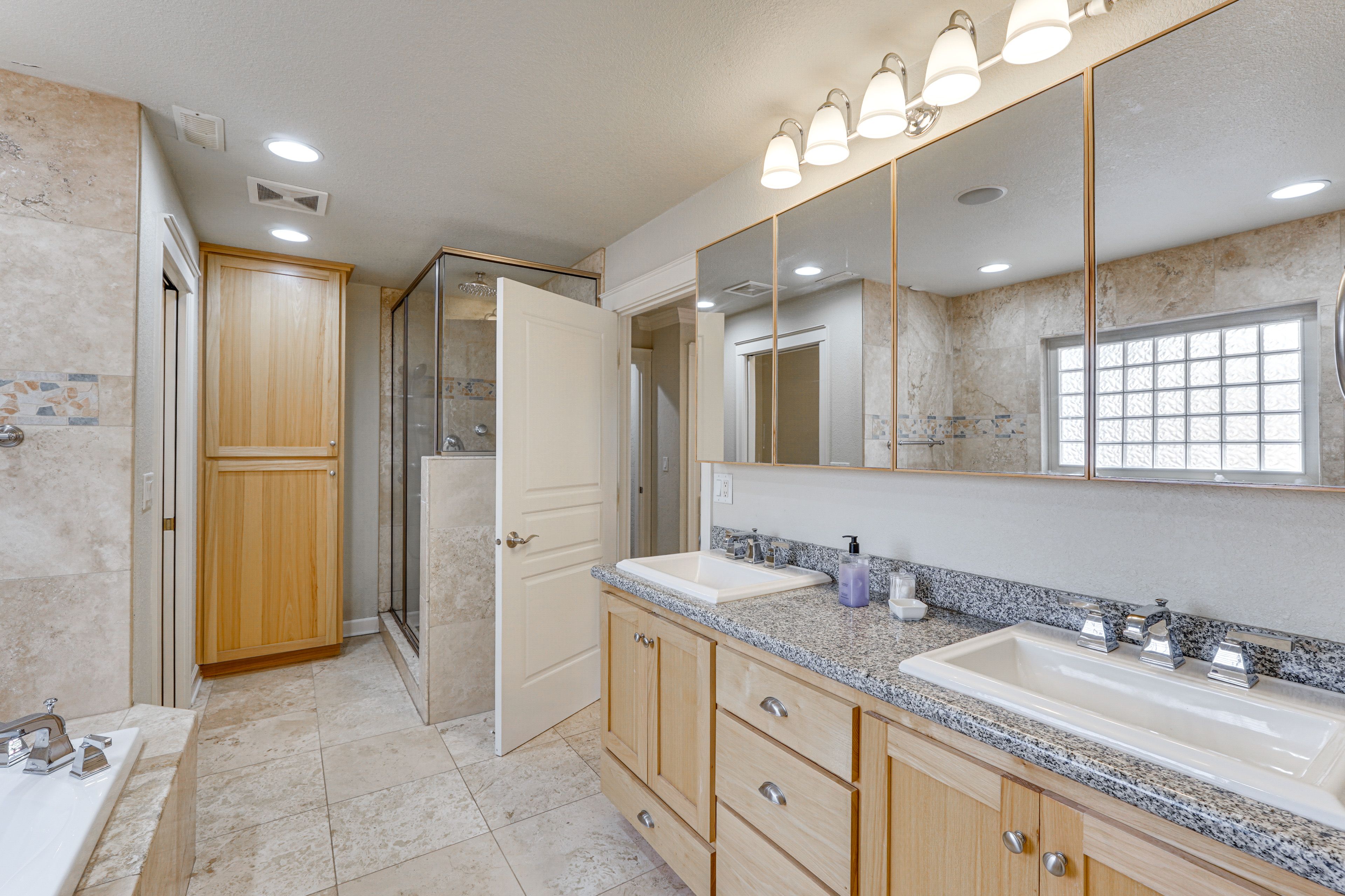 Full Bathroom | Jetted Tub | Main Floor