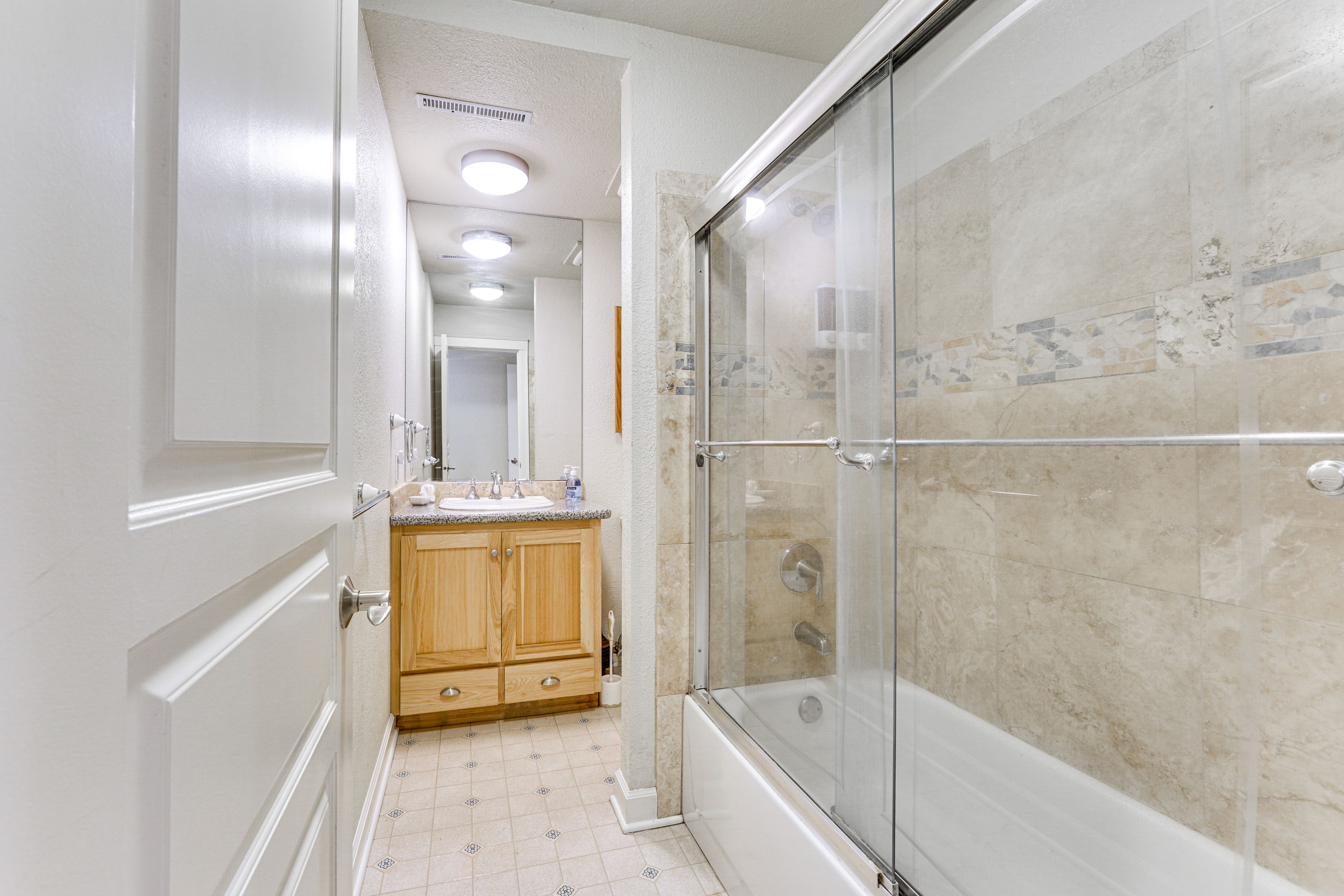 Full Bathroom | Complimentary Toiletries | Main Floor