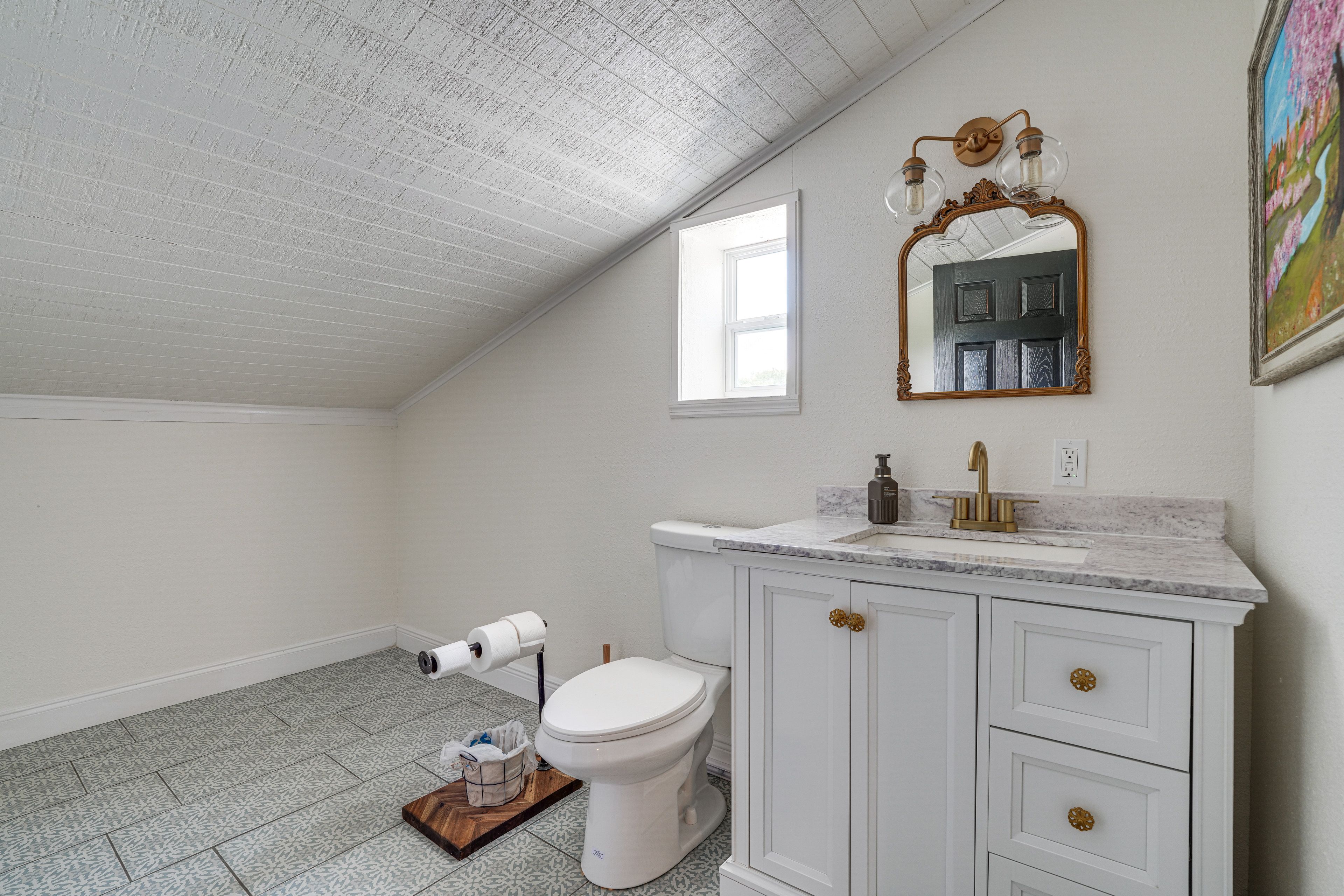 Half Bathroom | Main Level
