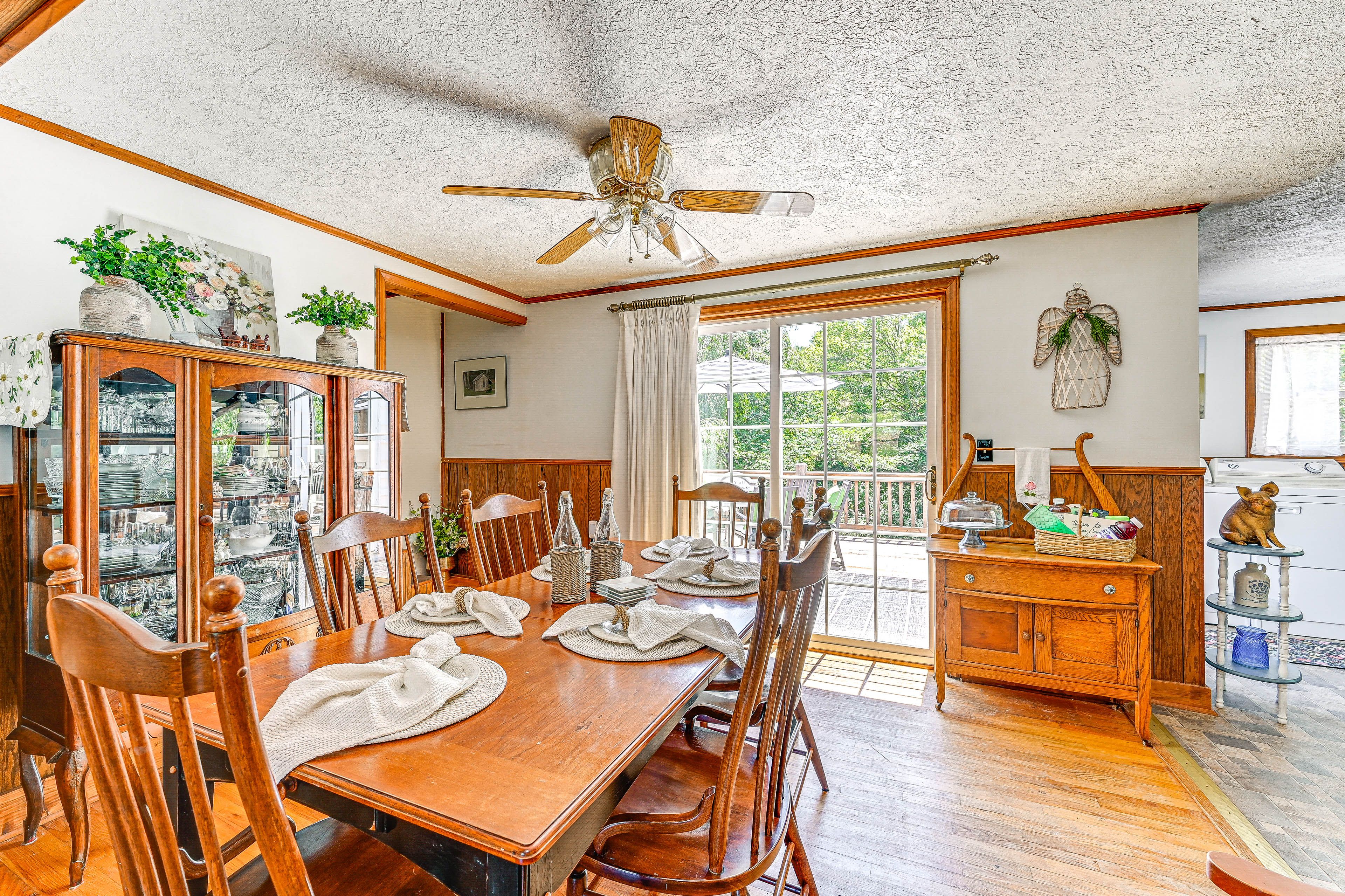 Dining Area | Dishware/Flatware Provided | 1st Floor
