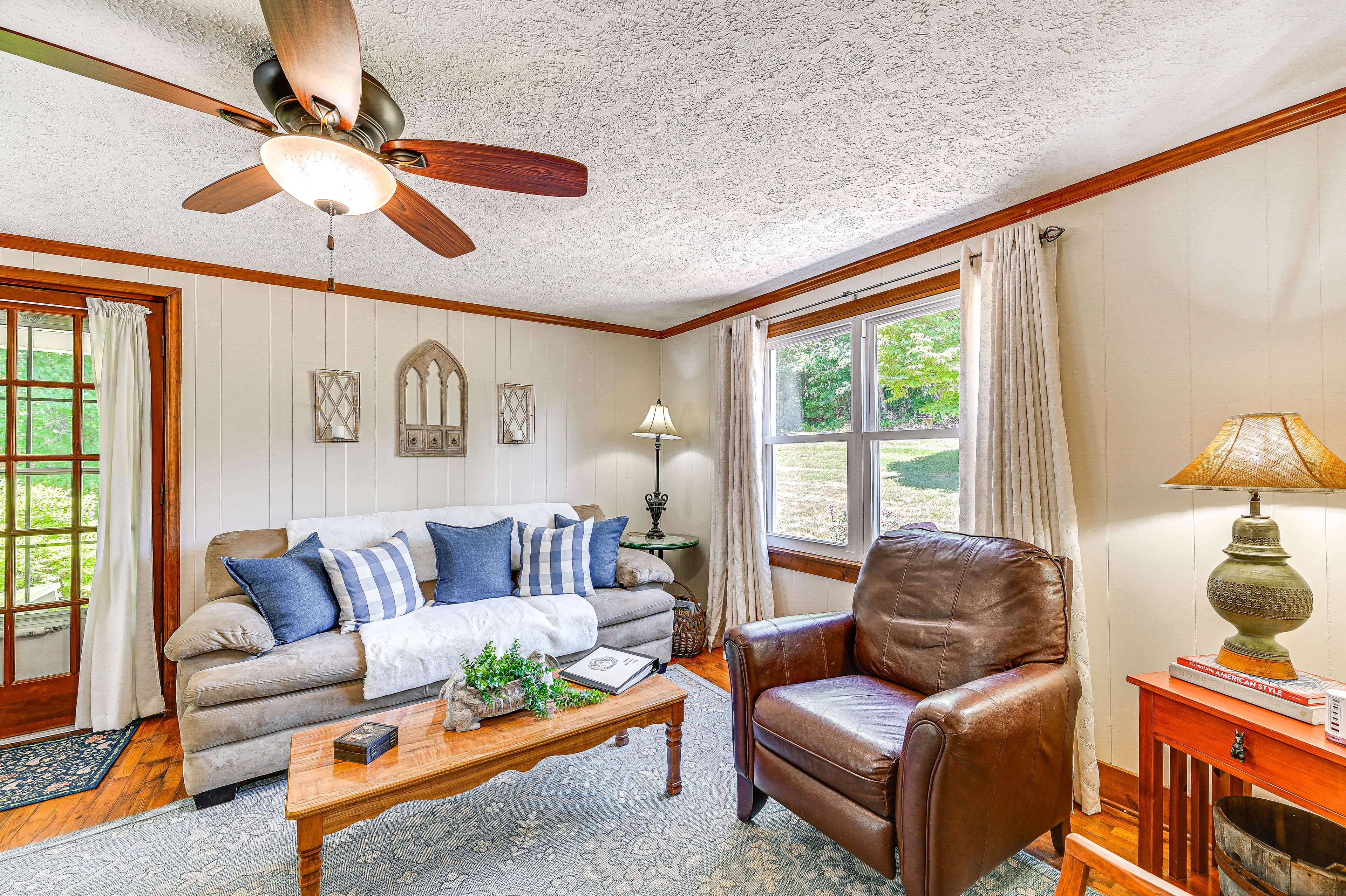 Living Room | Flat-Screen TV | Central Air Conditioning/Heat | 1st Floor