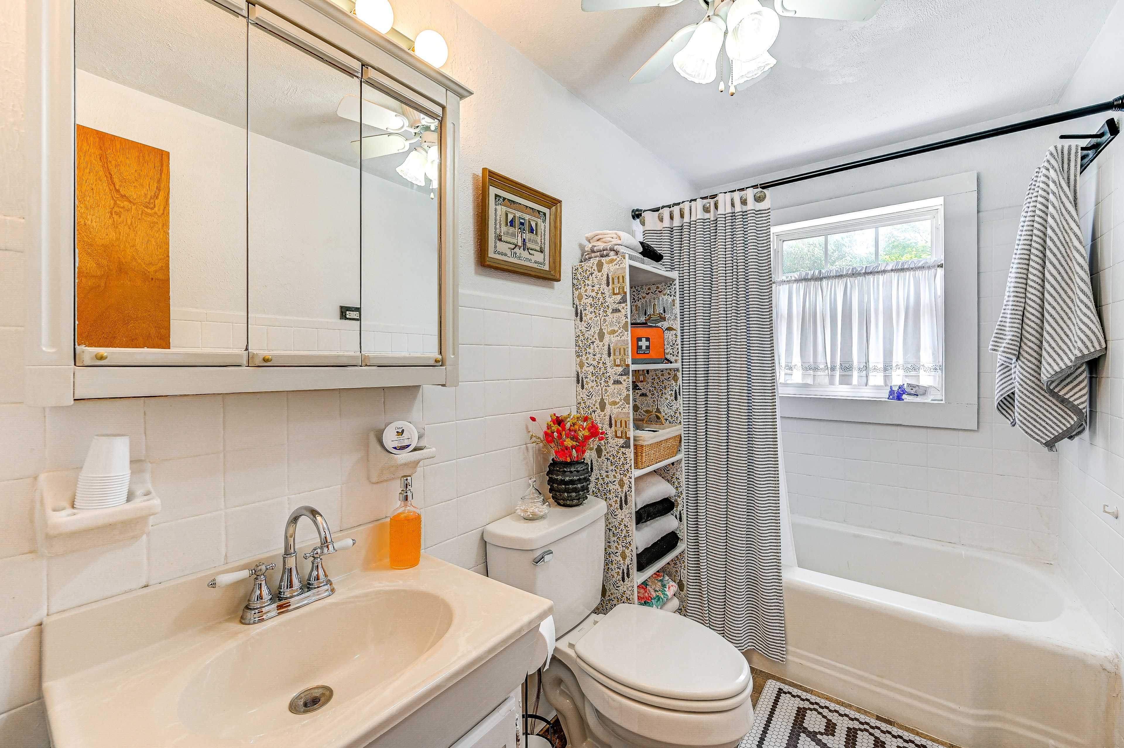 Full Bathroom | Complimentary Toiletries | Towels Provided | 1st Floor