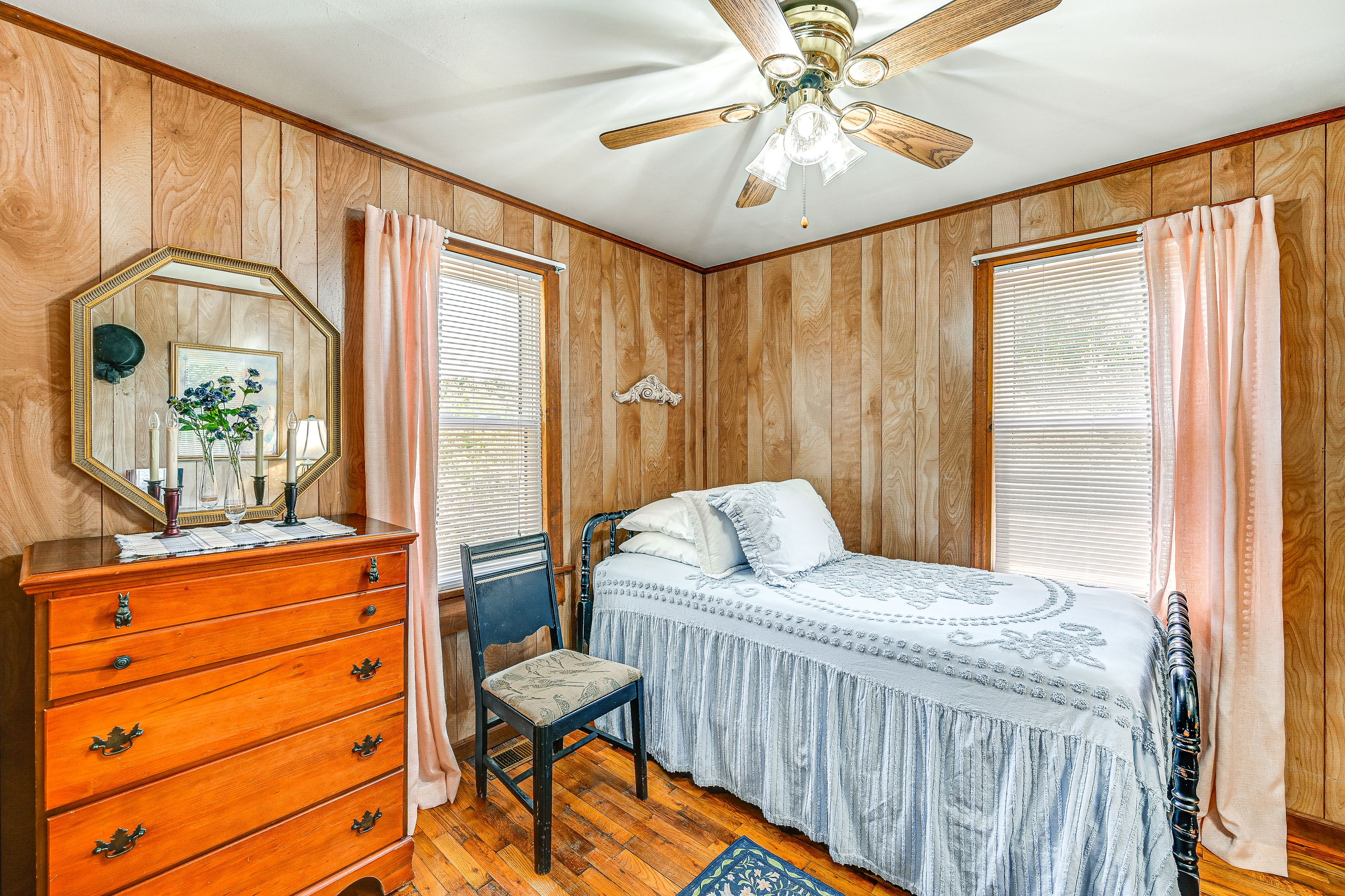 Bedroom 2 | Twin Bed | 1st Floor