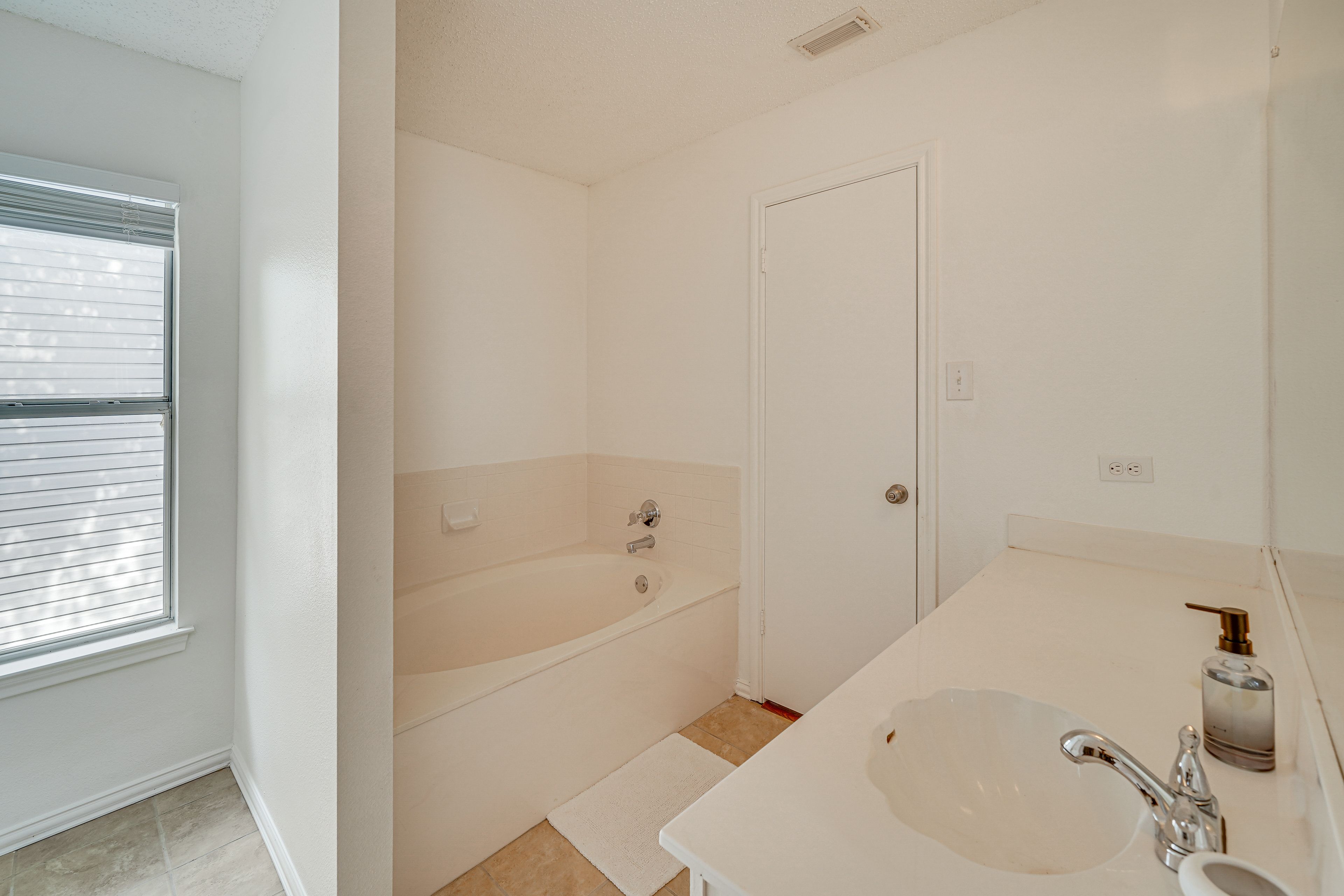 En-Suite Bathroom | 2nd Floor | Complimentary Toiletries | Hair Dryer