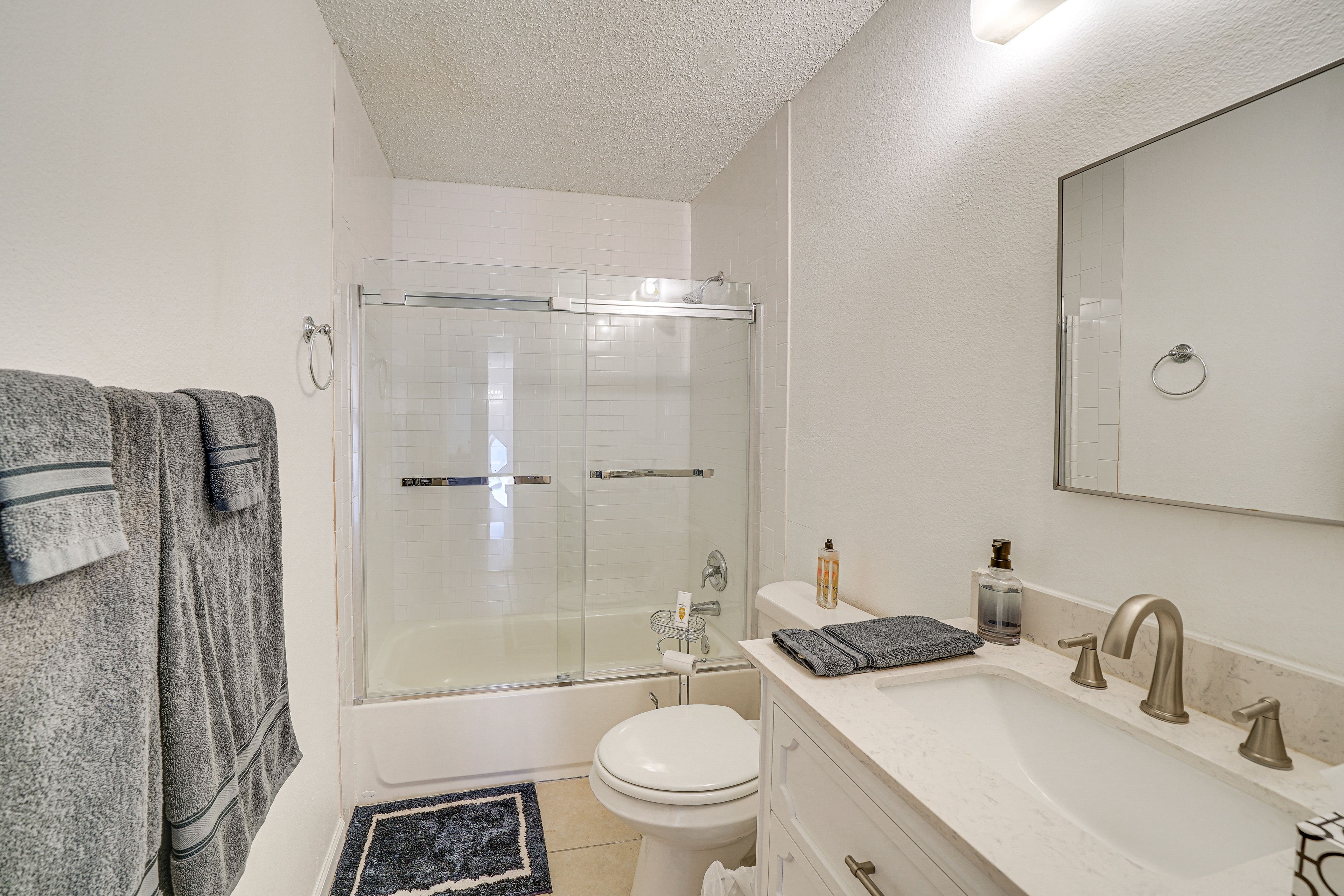 Full Bathroom | 2nd Floor | Towels Provided