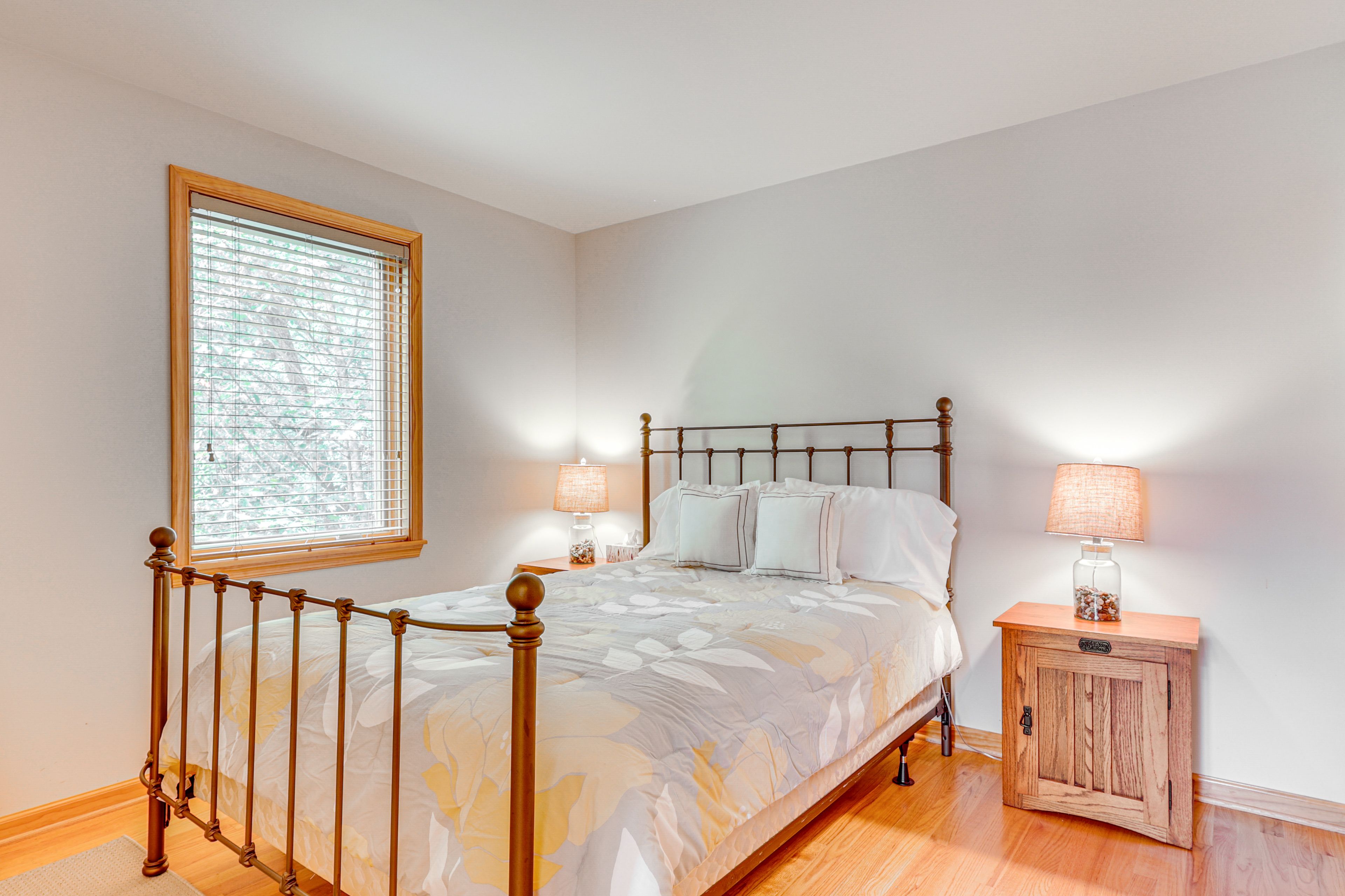 Bedroom 2 | Queen Bed | Main Floor