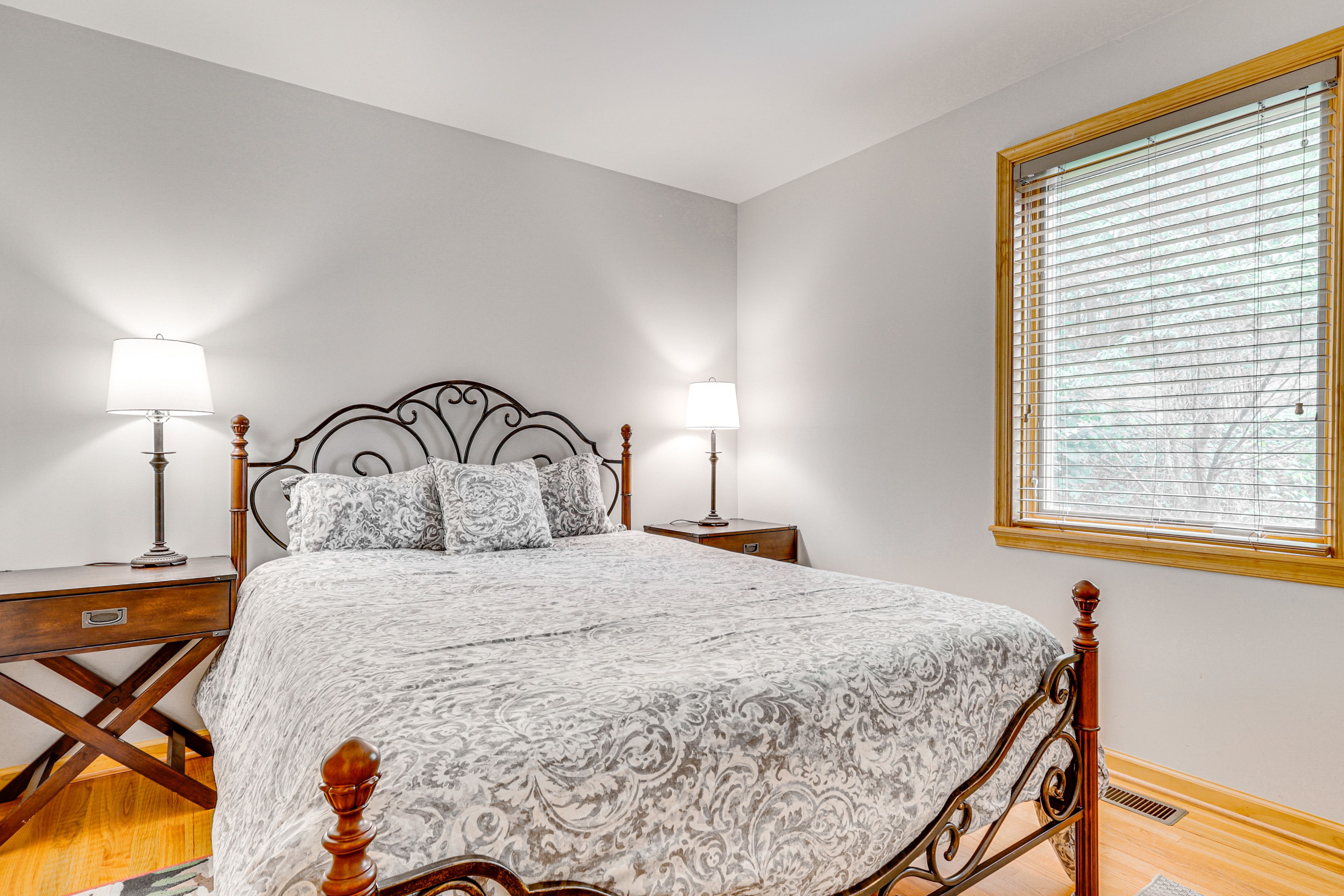 Bedroom 3 | Queen Bed | Main Floor