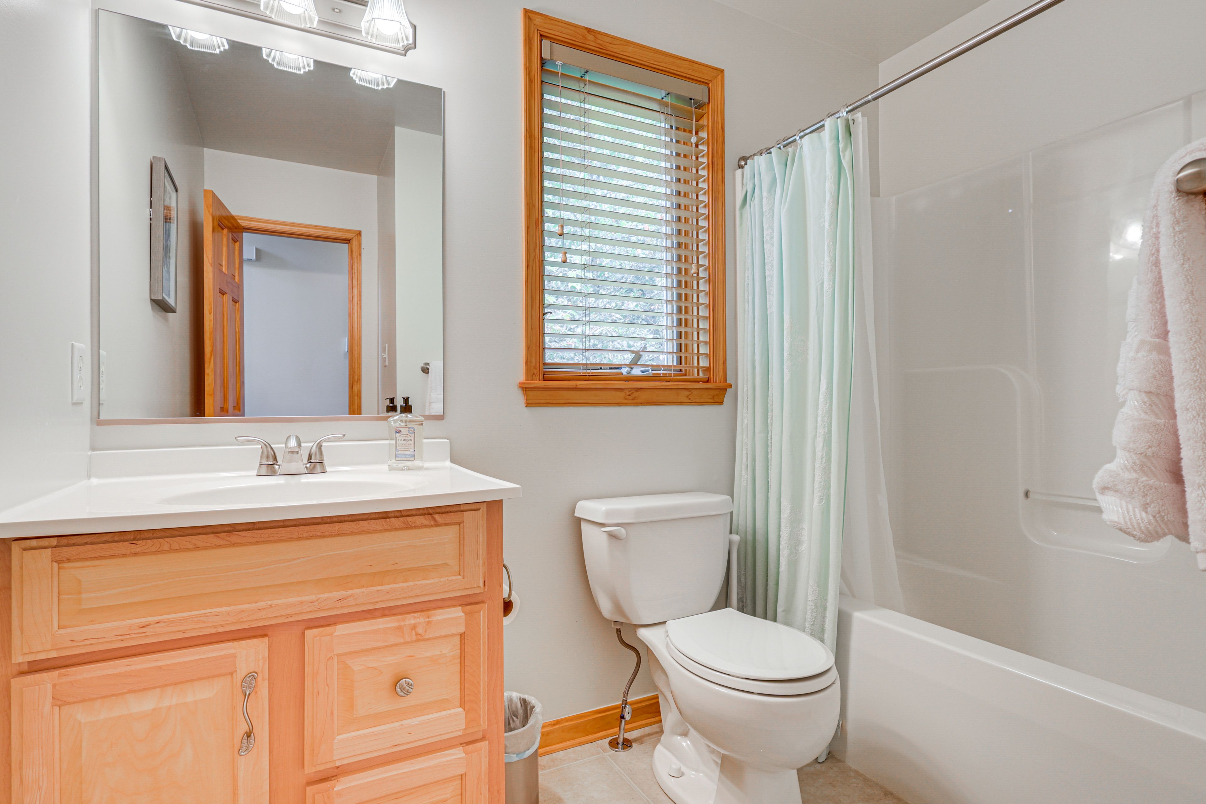 Full Bathroom | Towels Provided | Main Floor