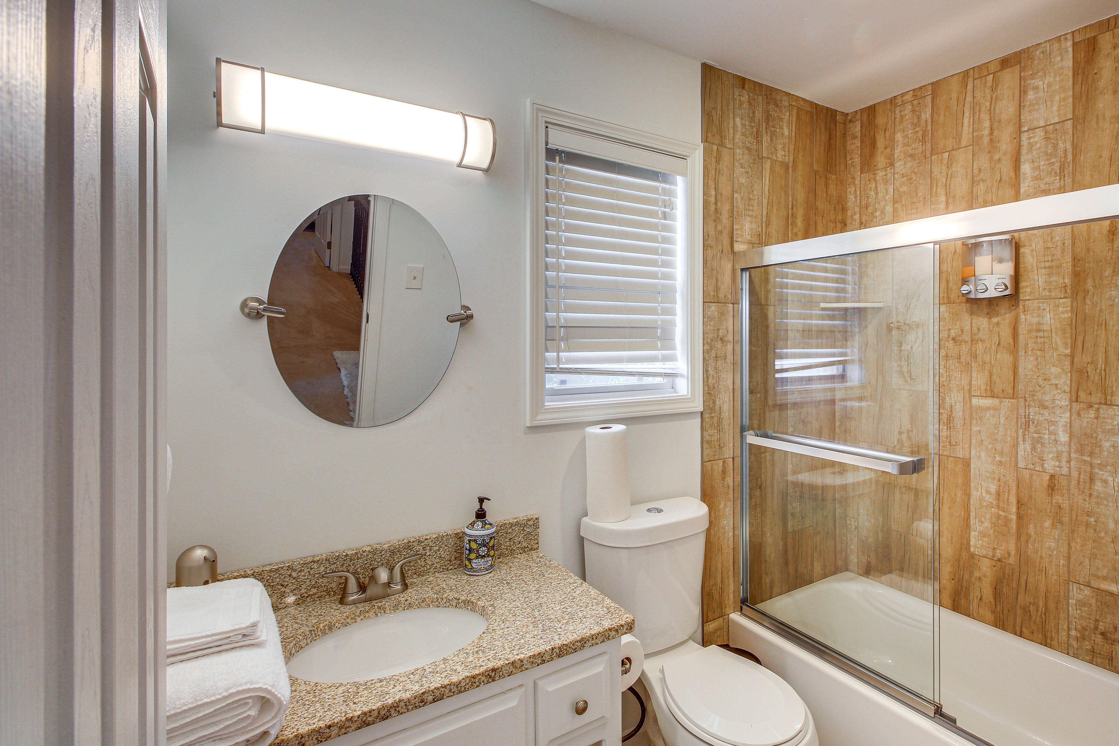 Full Bathroom | 2nd Floor | Towels Provided