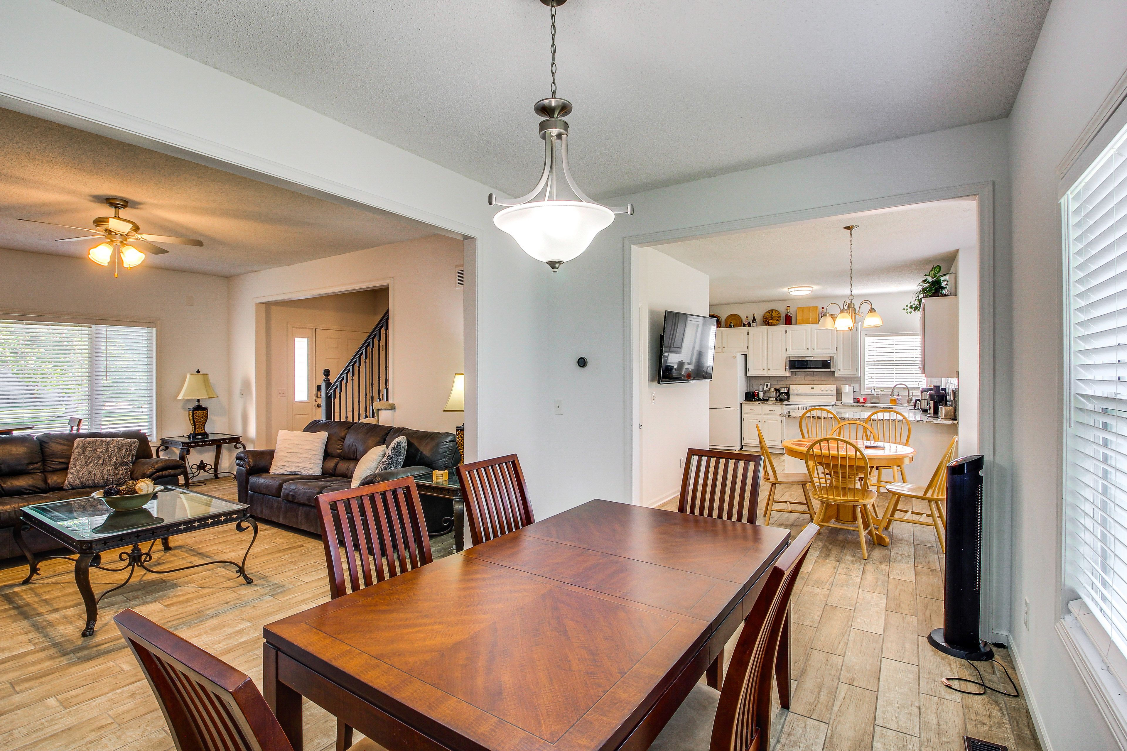 2-Story Home | Central A/C & Heating | Free WiFi | 5 Flat-Screen TVs