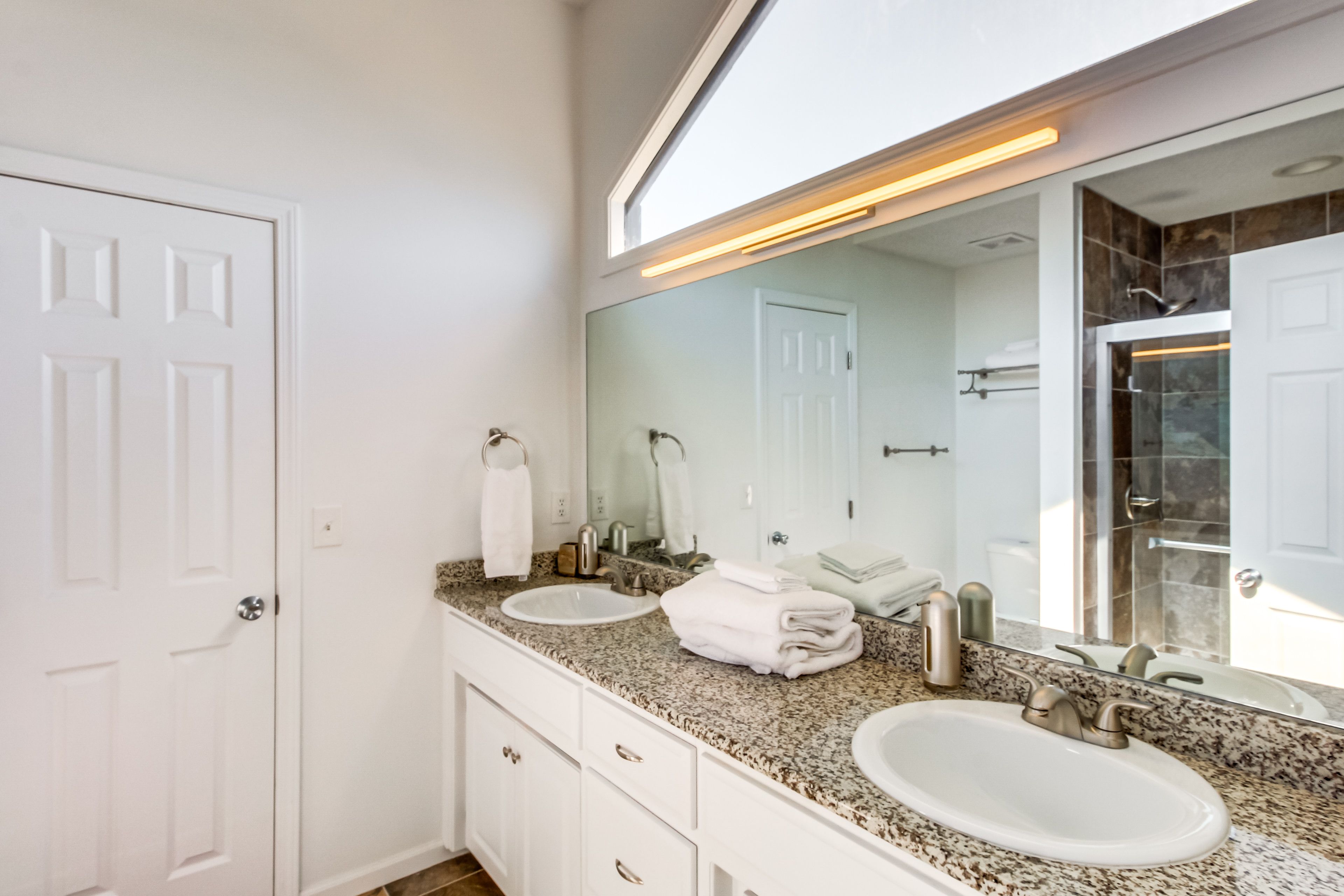 Full Bathroom | 2nd Floor | Complimentary Toiletries