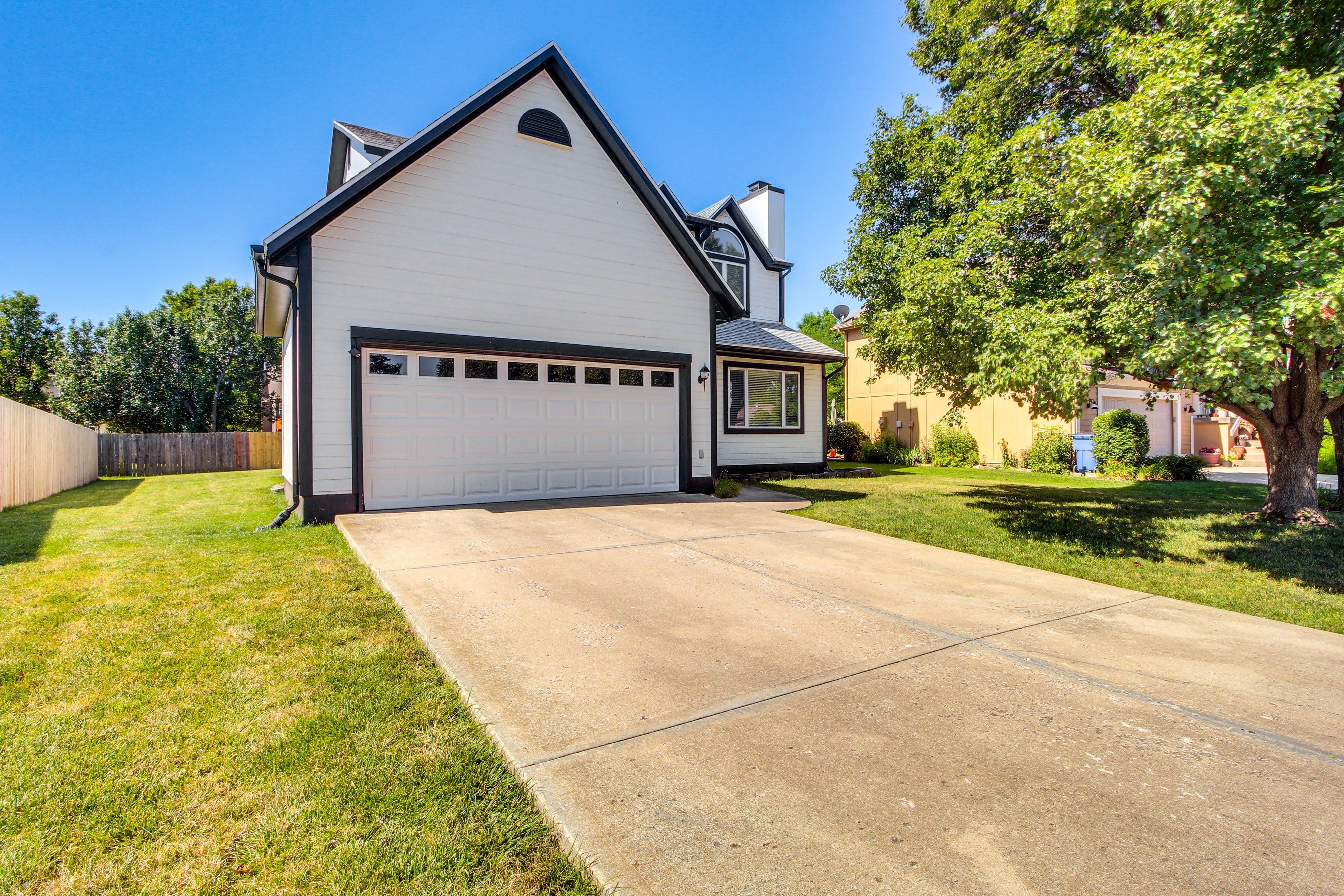 Parking | Garage (2 Vehicles) | Driveway (4 Vehicles) | Free Street Parking