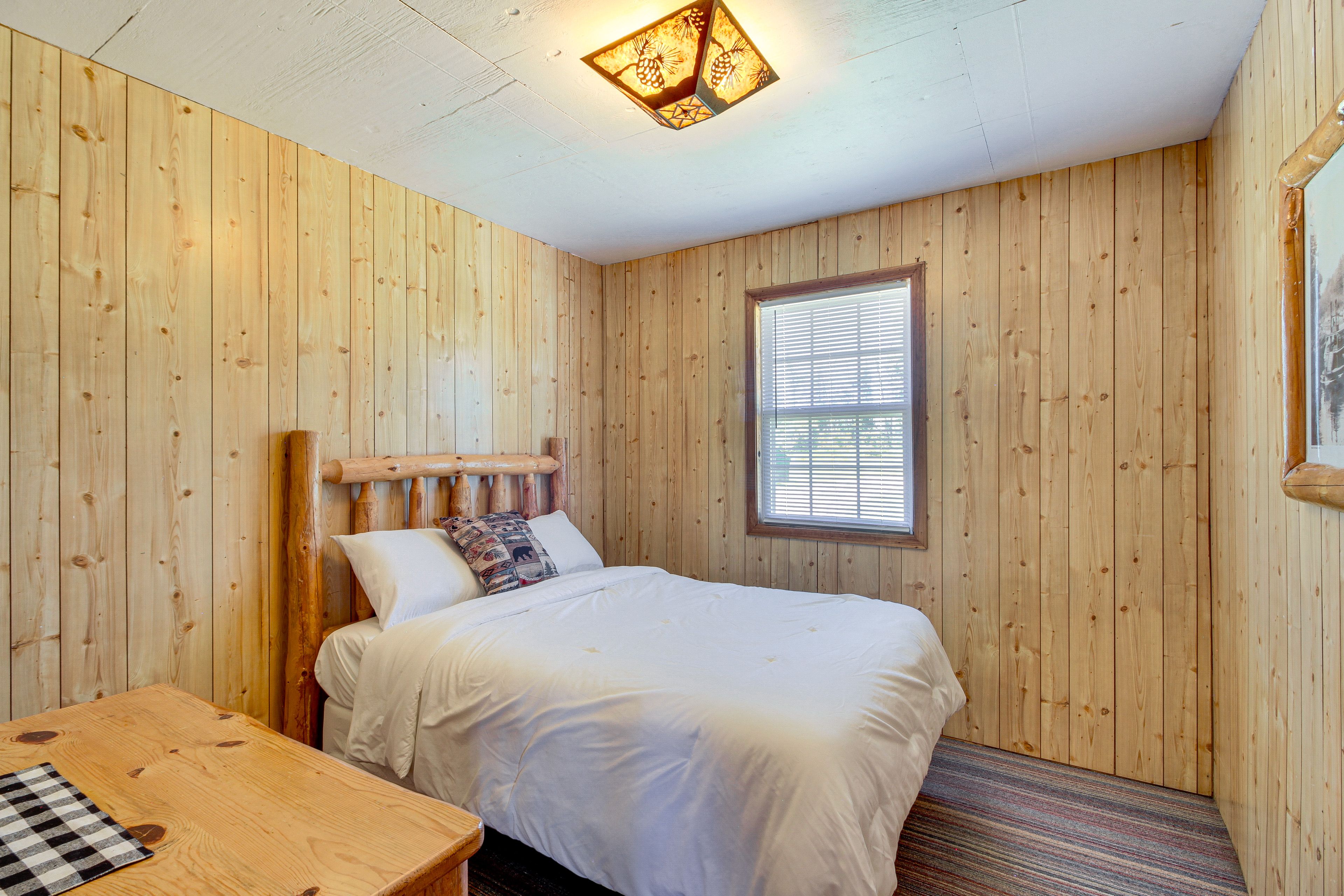 Bedroom 1 | Queen Bed