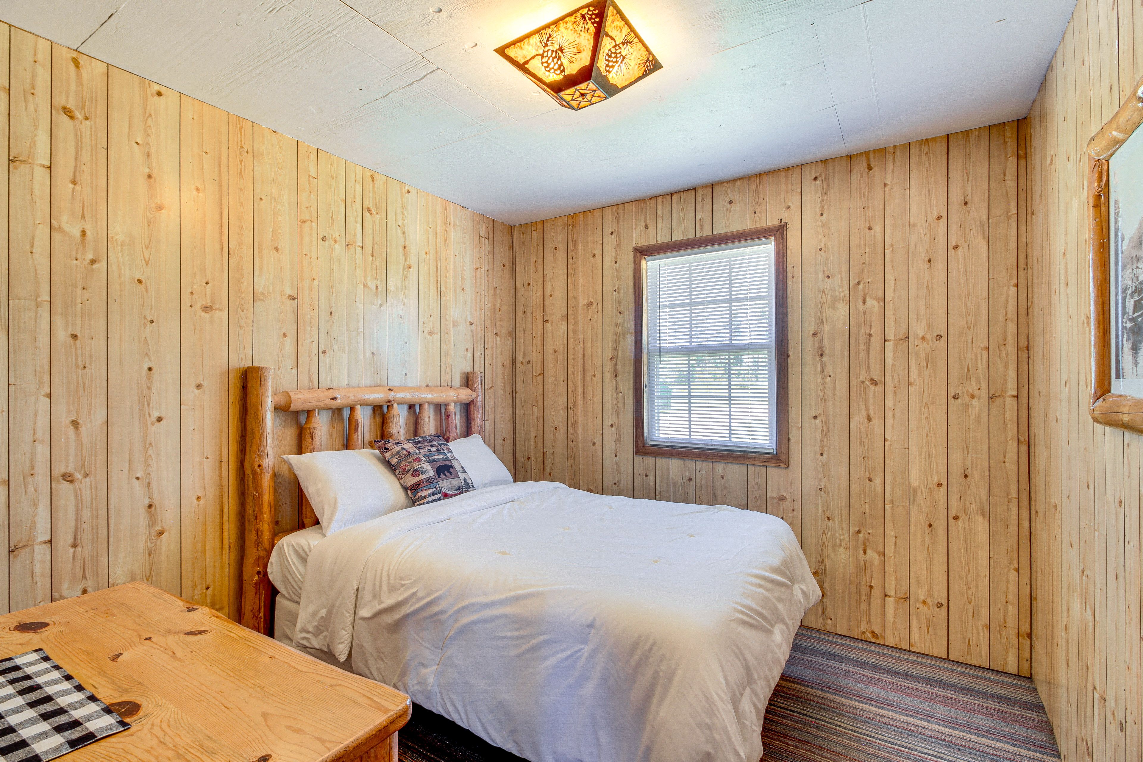 Bedroom 1 | Queen Bed