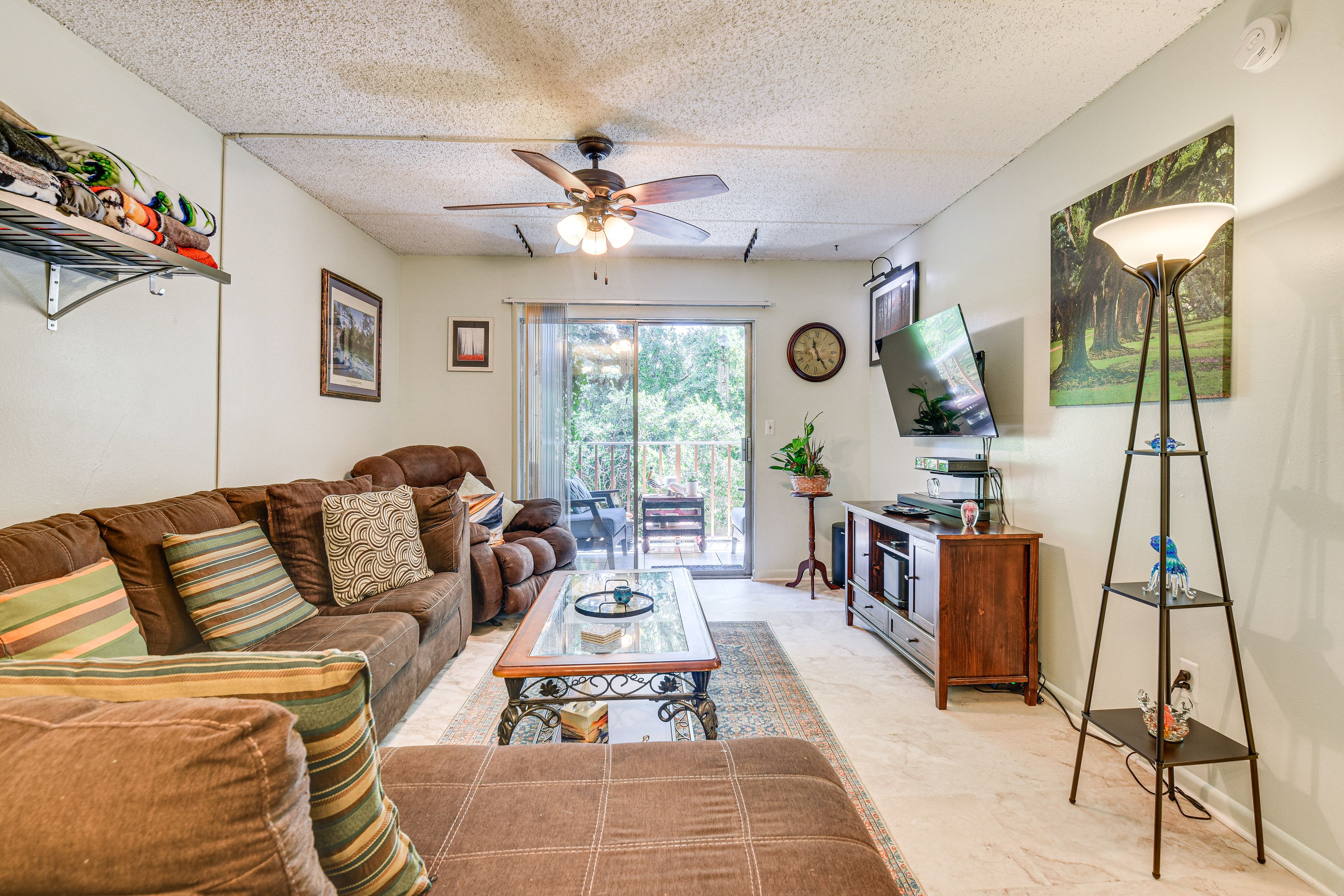 Living Room | Queen Sleeper Sofa | Smart TV | Free WiFi | Central A/C & Heating