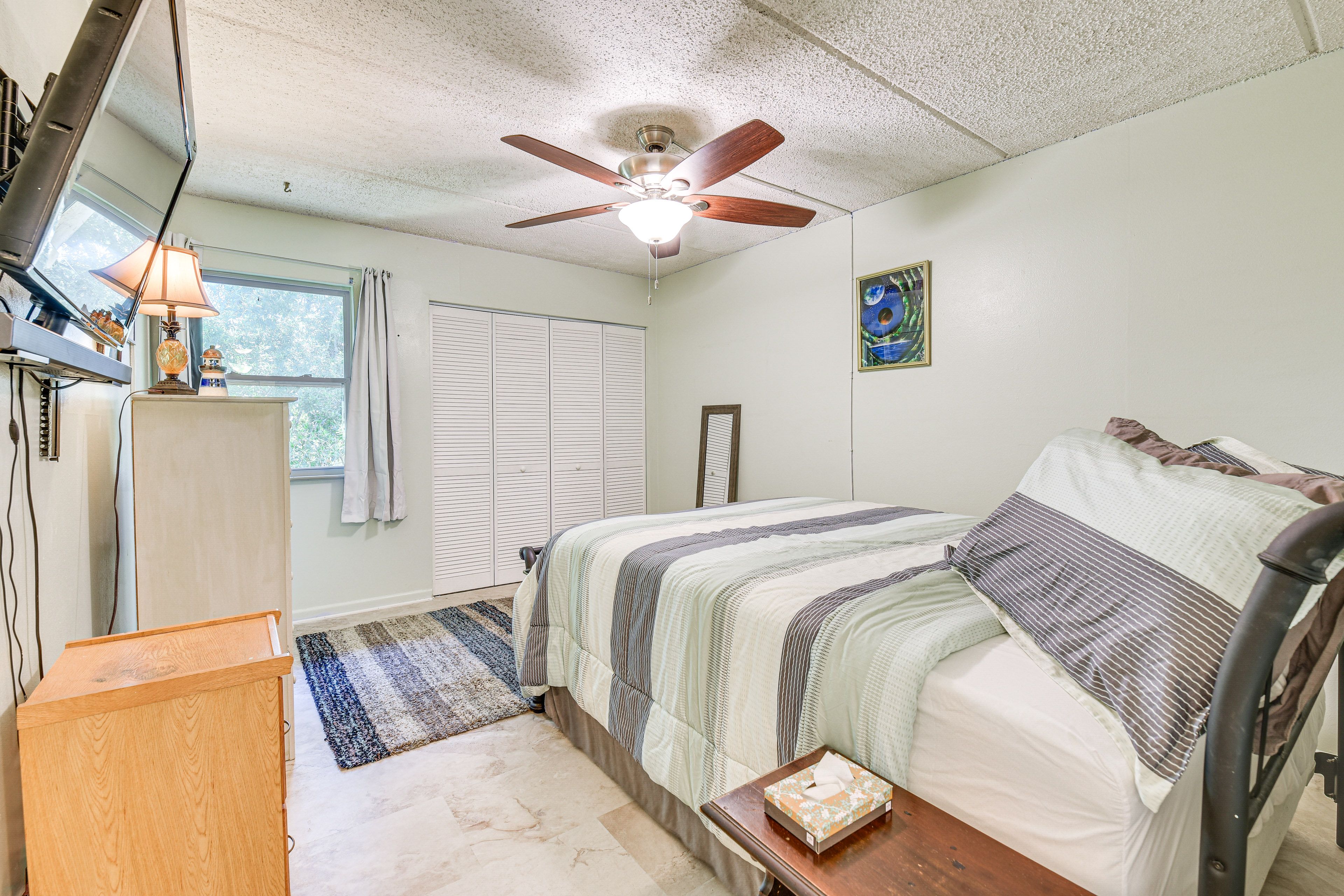 Bedroom | Queen Bed | Smart TV