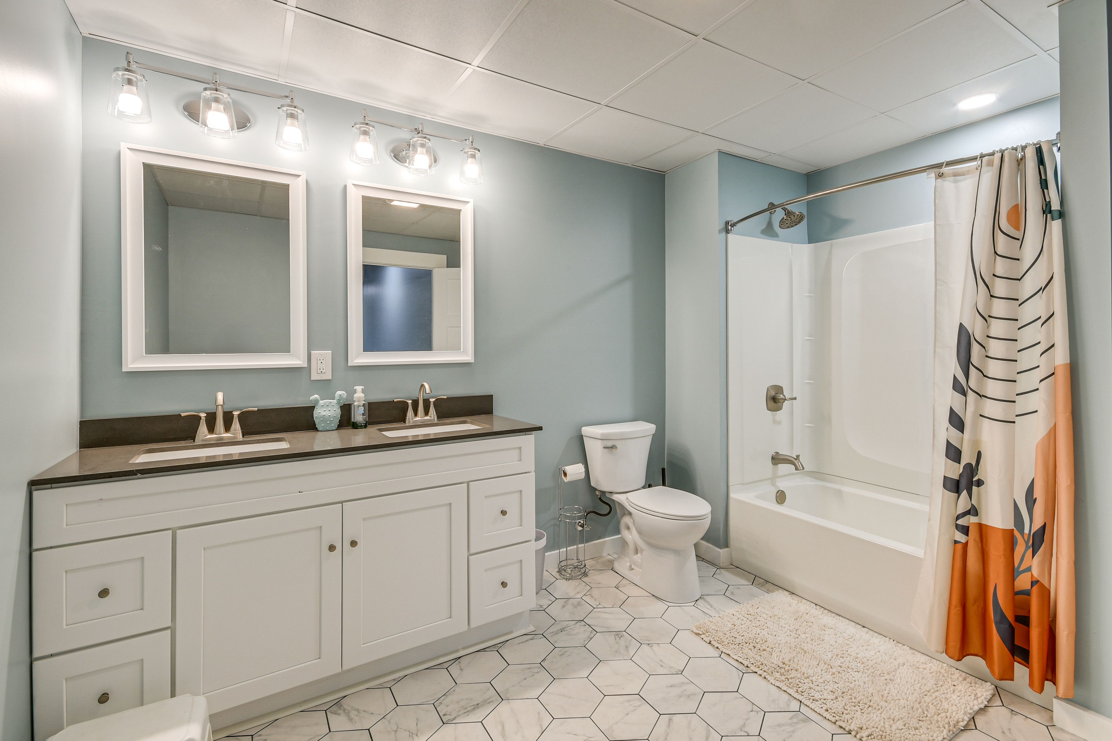 Full Bathroom | Lower Level | Towels Provided