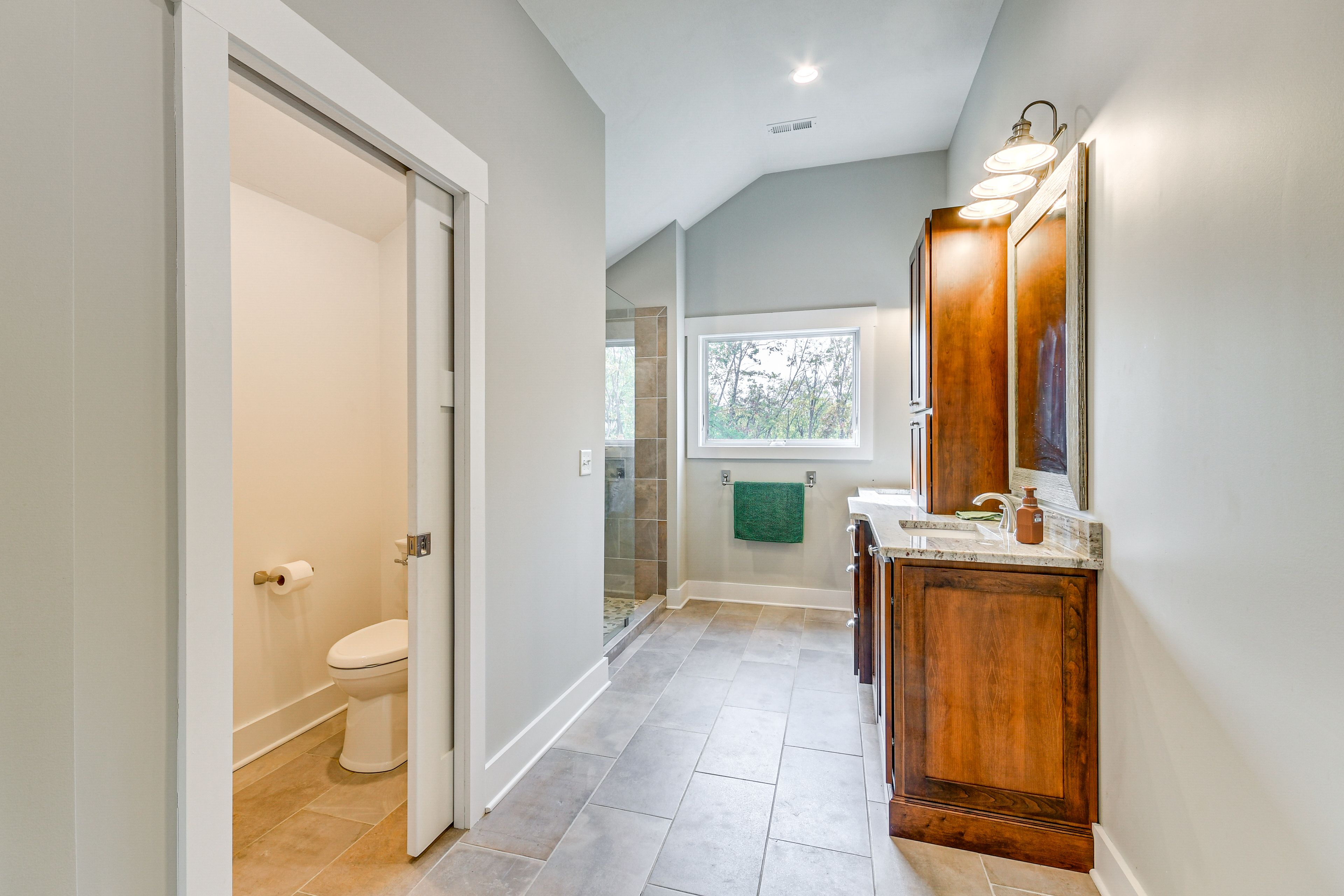 Full Bathroom | Upper Level | Towels Provided