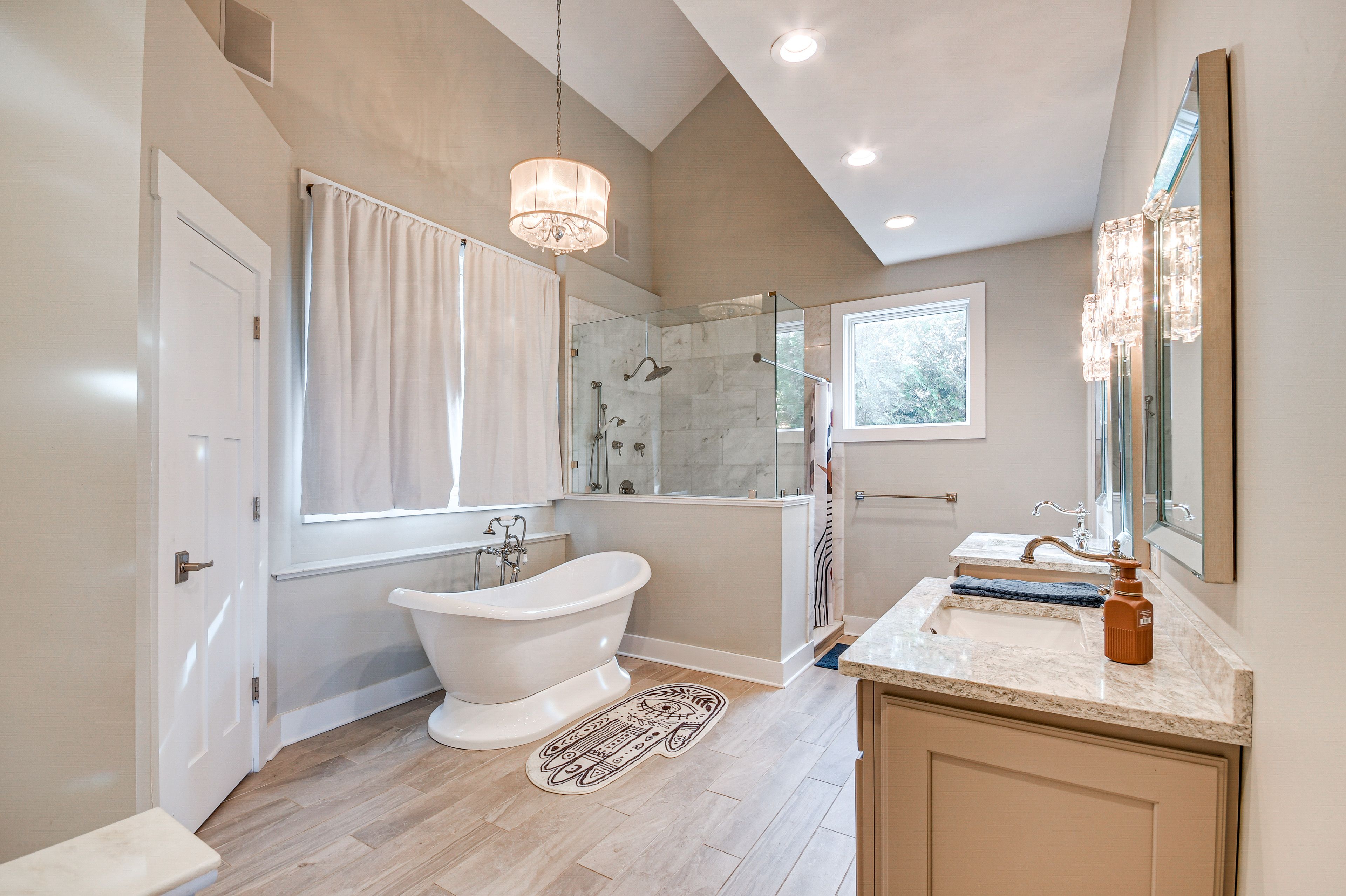 Full Bathroom | Main Level | Towels Provided
