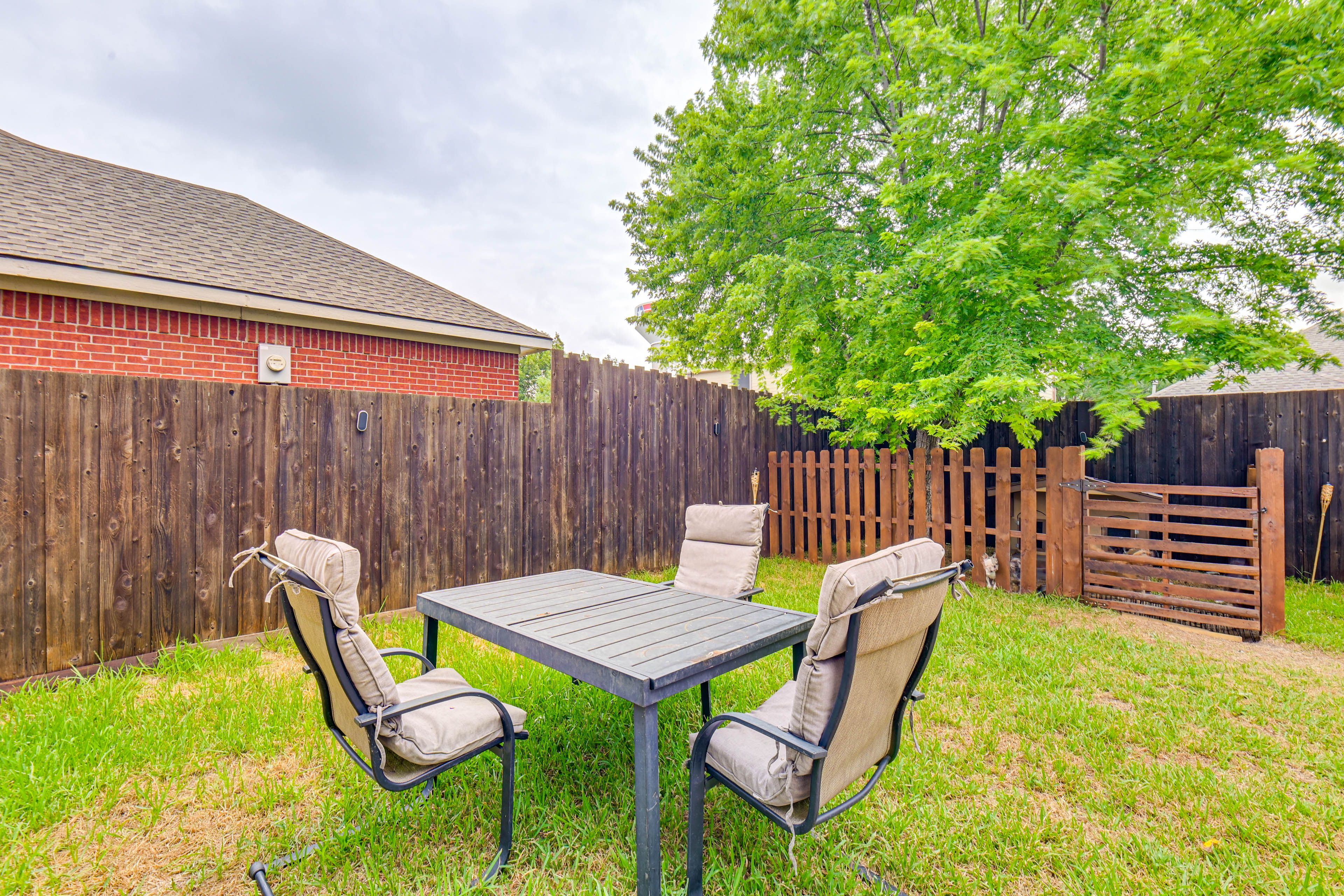 Fenced Yard | Outdoor Dining