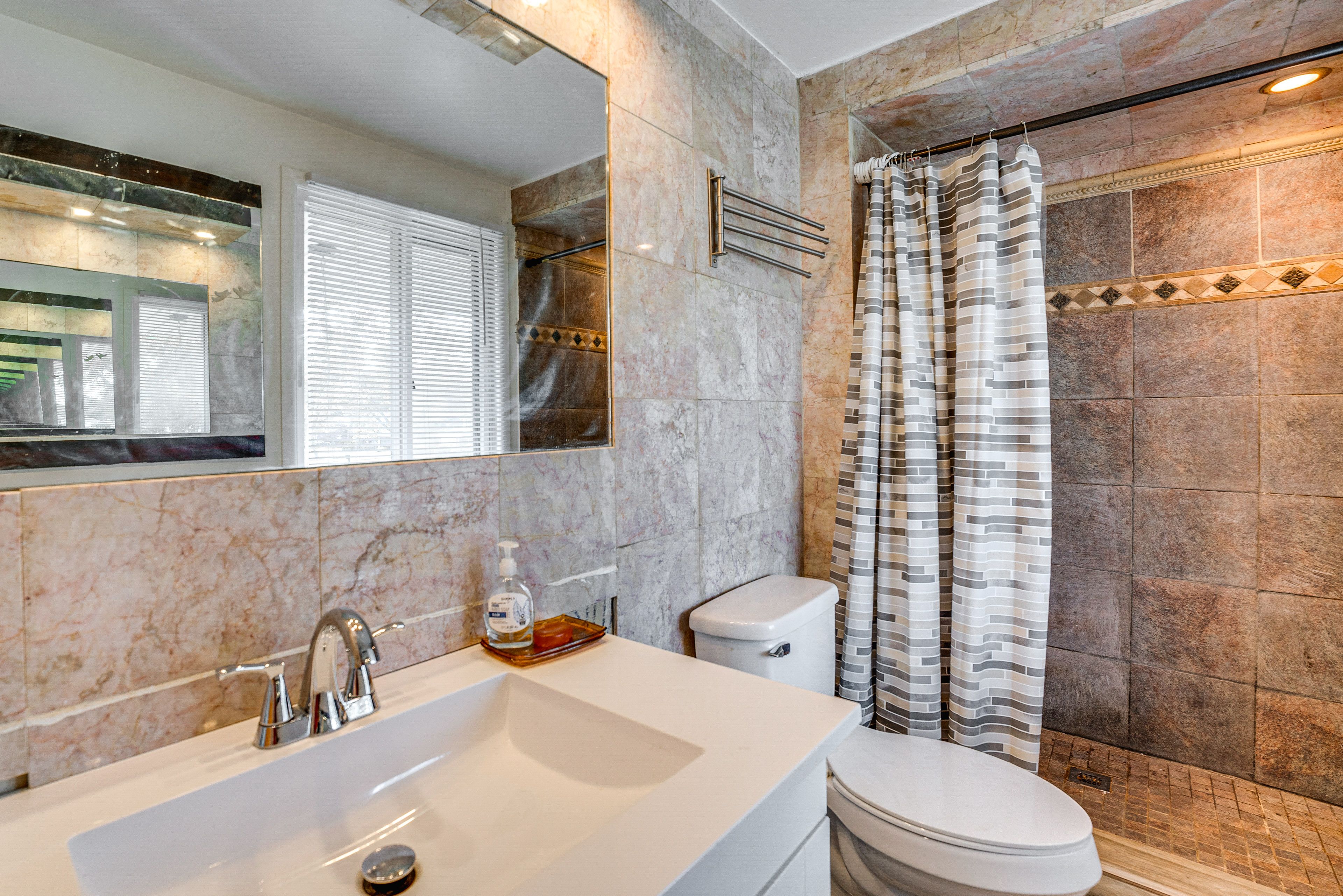 Full Bathroom | 2nd Floor | Towels Provided | Complimentary Toiletries