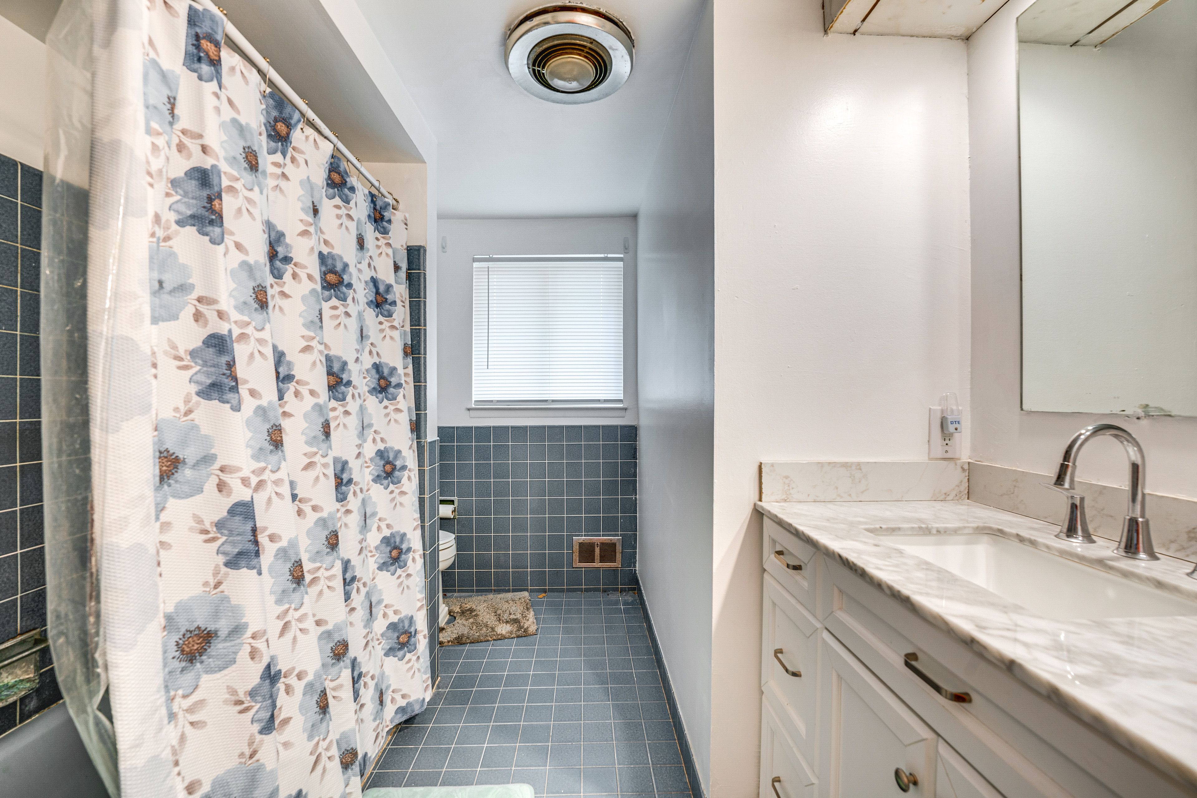 Full Bathroom | 2nd Floor